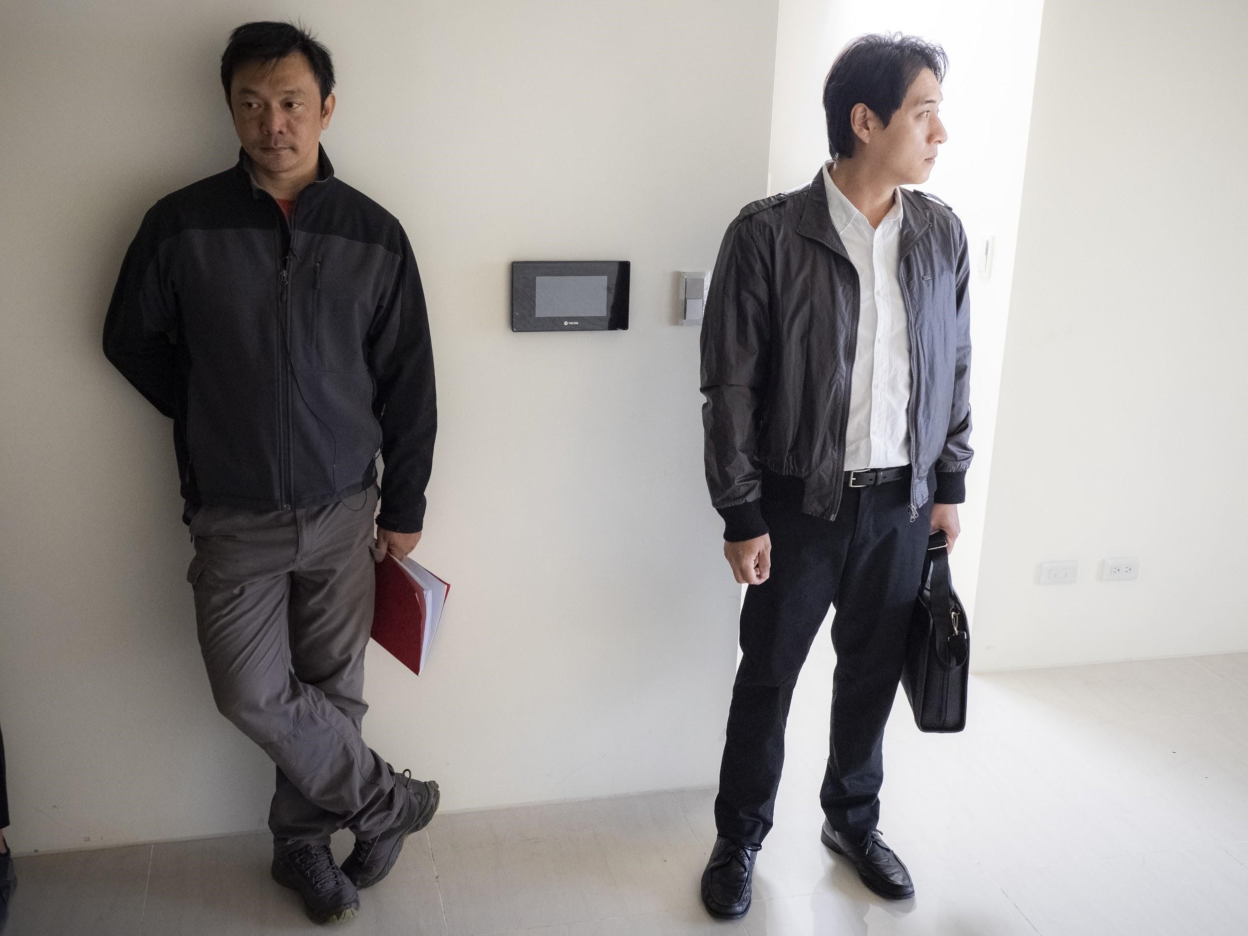 導演黃信堯（左）將平日生活消化之後得到創作靈感，右為《同學麥娜絲》演員鄭人碩。（甲上提供）