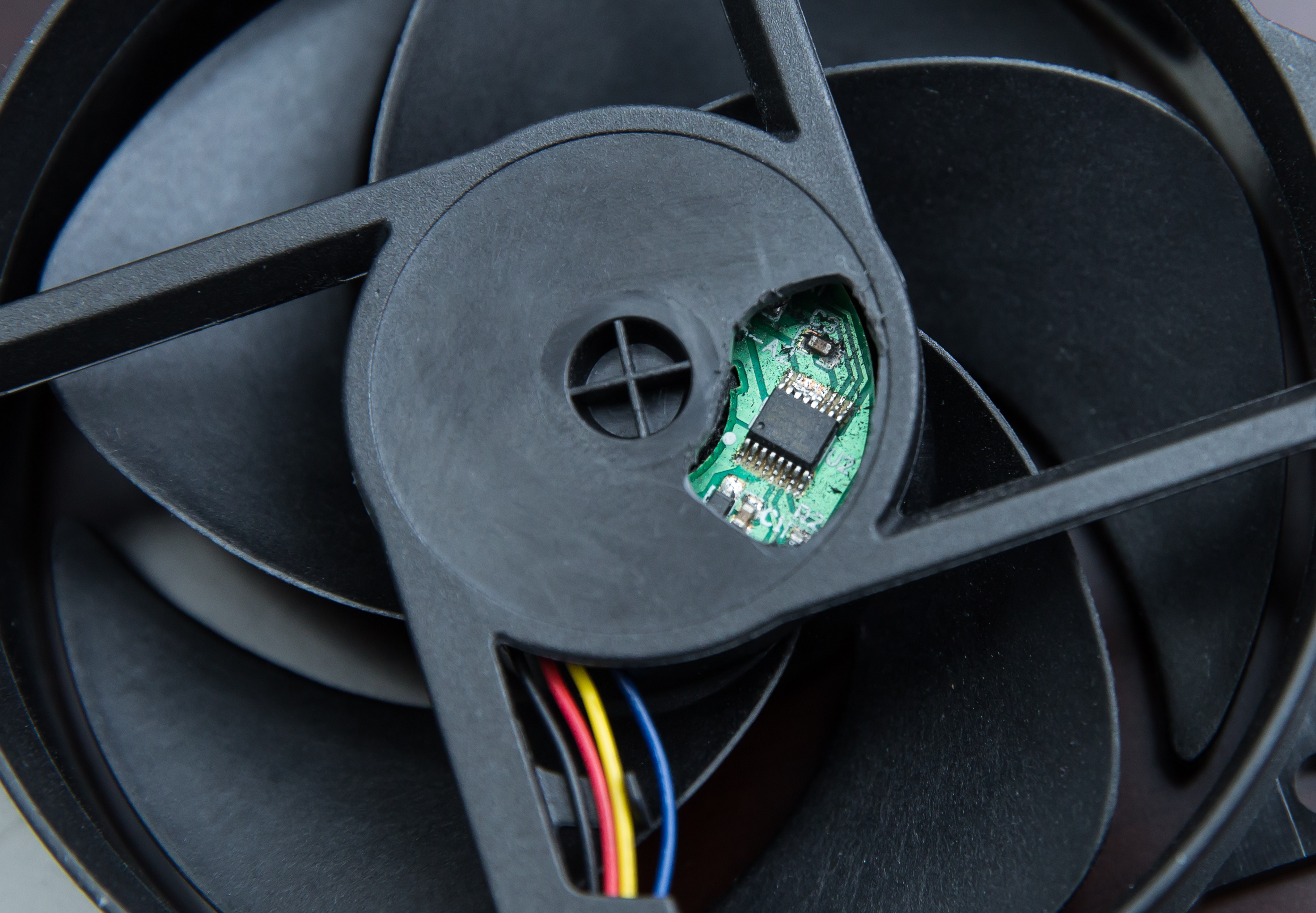 風扇馬達驅動控制IC尺寸比指甲還小，卻能控制風扇轉速，主導散熱作用。