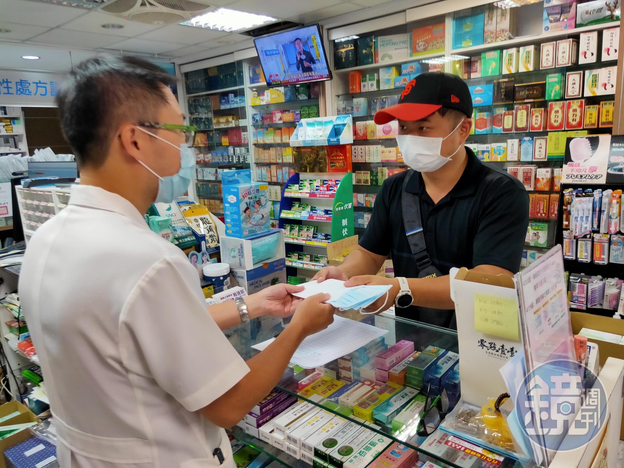 指揮官陳時中今表示，未來仍會持續口罩實名制措施，不過可能將放寬2週買9片的限制。（本刊資料照）