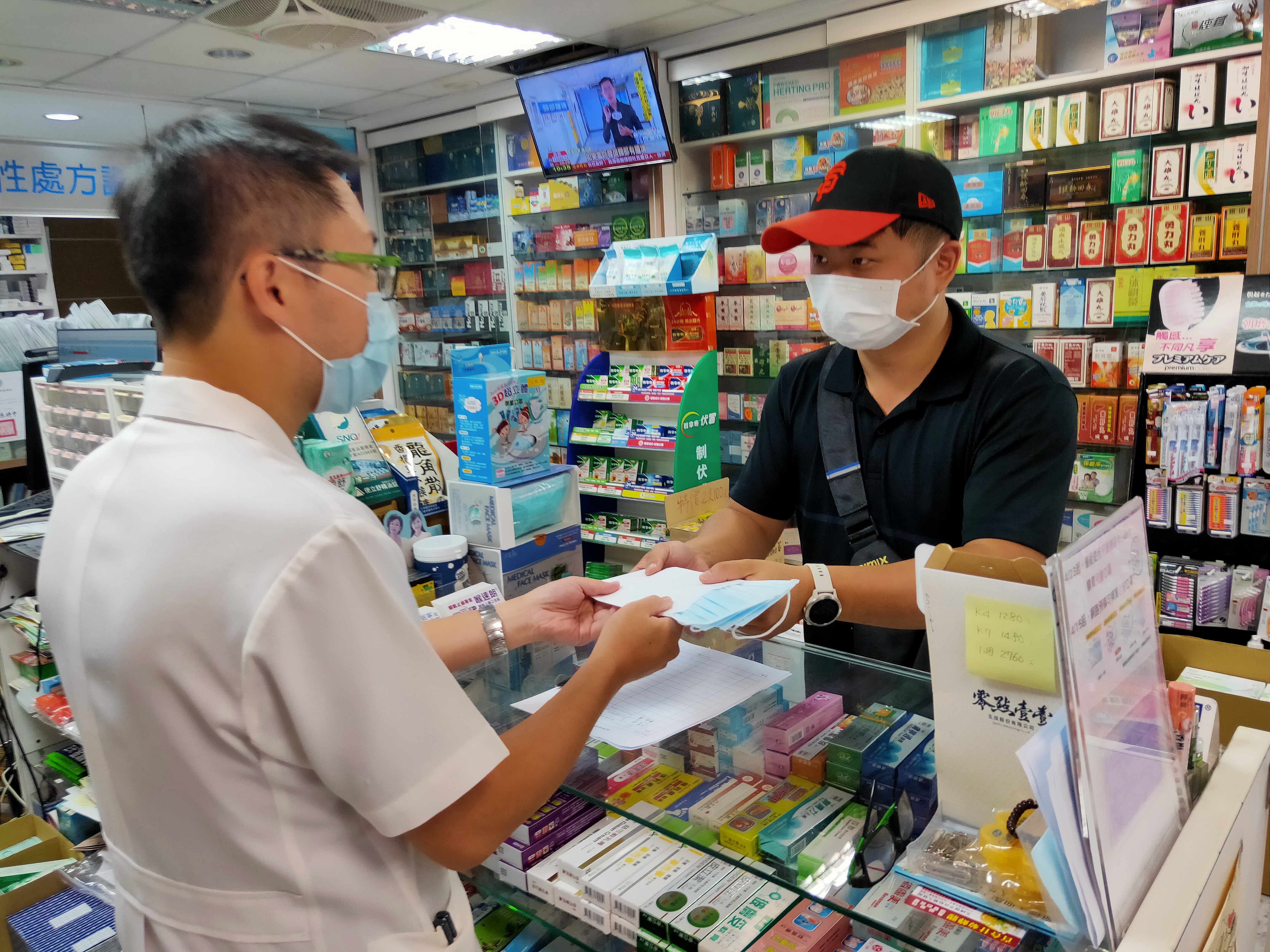 指揮官陳時中今表示，未來仍會持續口罩實名制措施，不過可能將放寬2週買9片的限制。（本刊資料照）