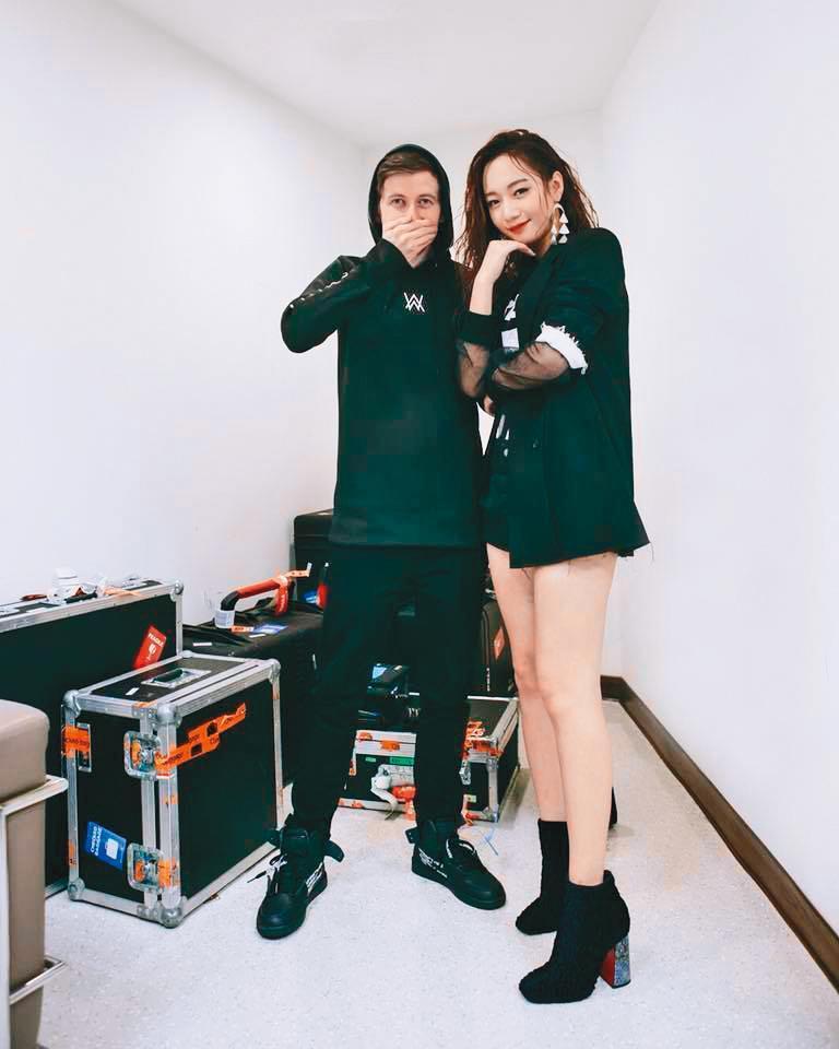 去年1月，吳卓源在KKBOX風雲榜舞台上，與知名電音DJ Alan Walker（左）同台，那段影片在YouTube有破1億2千萬次的點閱。（翻攝自吳卓源臉書）