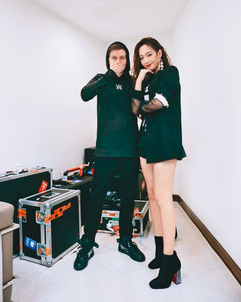 去年1月，吳卓源在KKBOX風雲榜舞台上，與知名電音DJ Alan Walker（左）同台，那段影片在YouTube有破1億2,000萬次的點閱。（翻攝自吳卓源臉書）