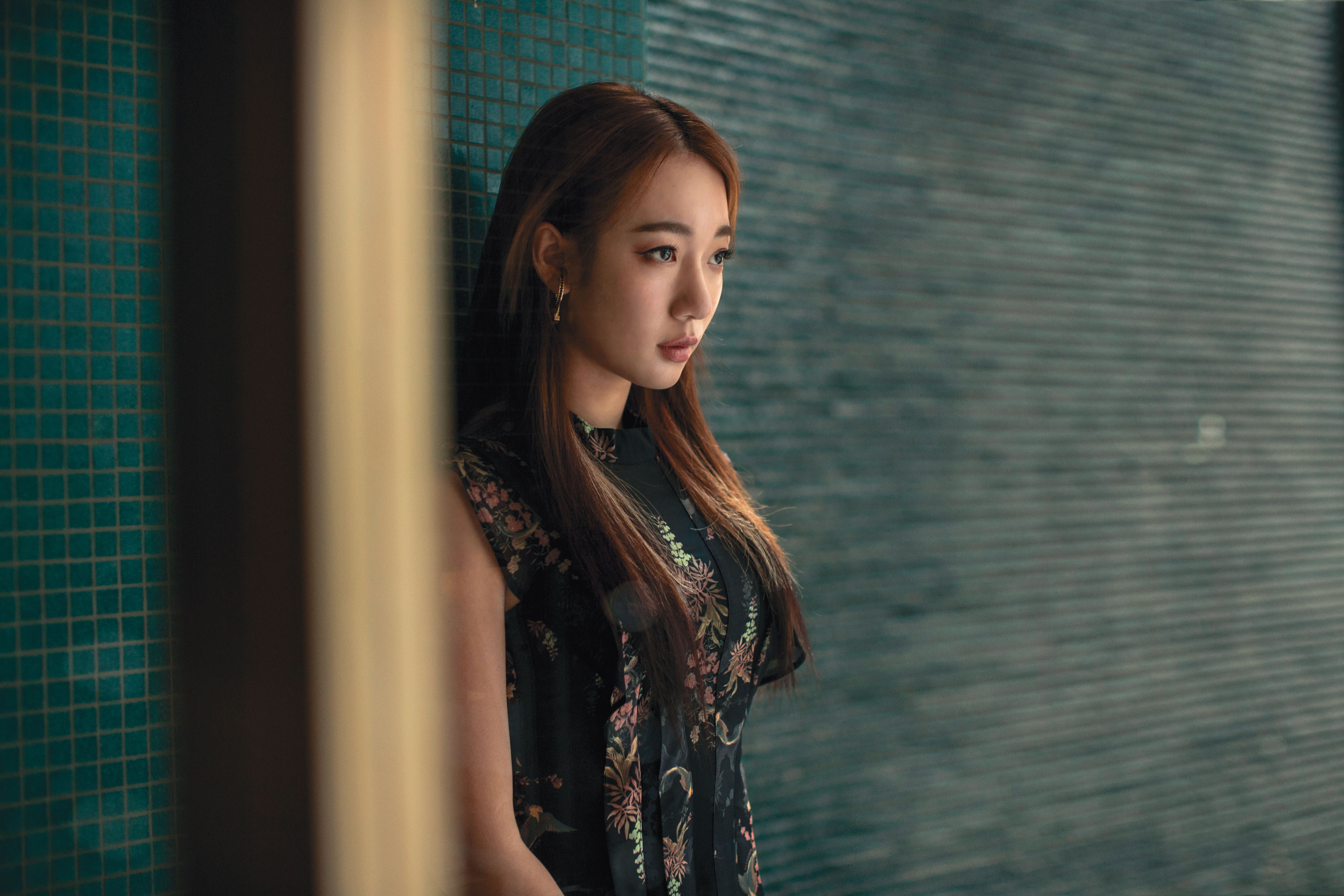 吳卓源早先以澳洲風的休閒短褲打扮，意外成為「鄉民女神」，然而靈魂與磁性的歌聲，才是她真正吸粉的主因。