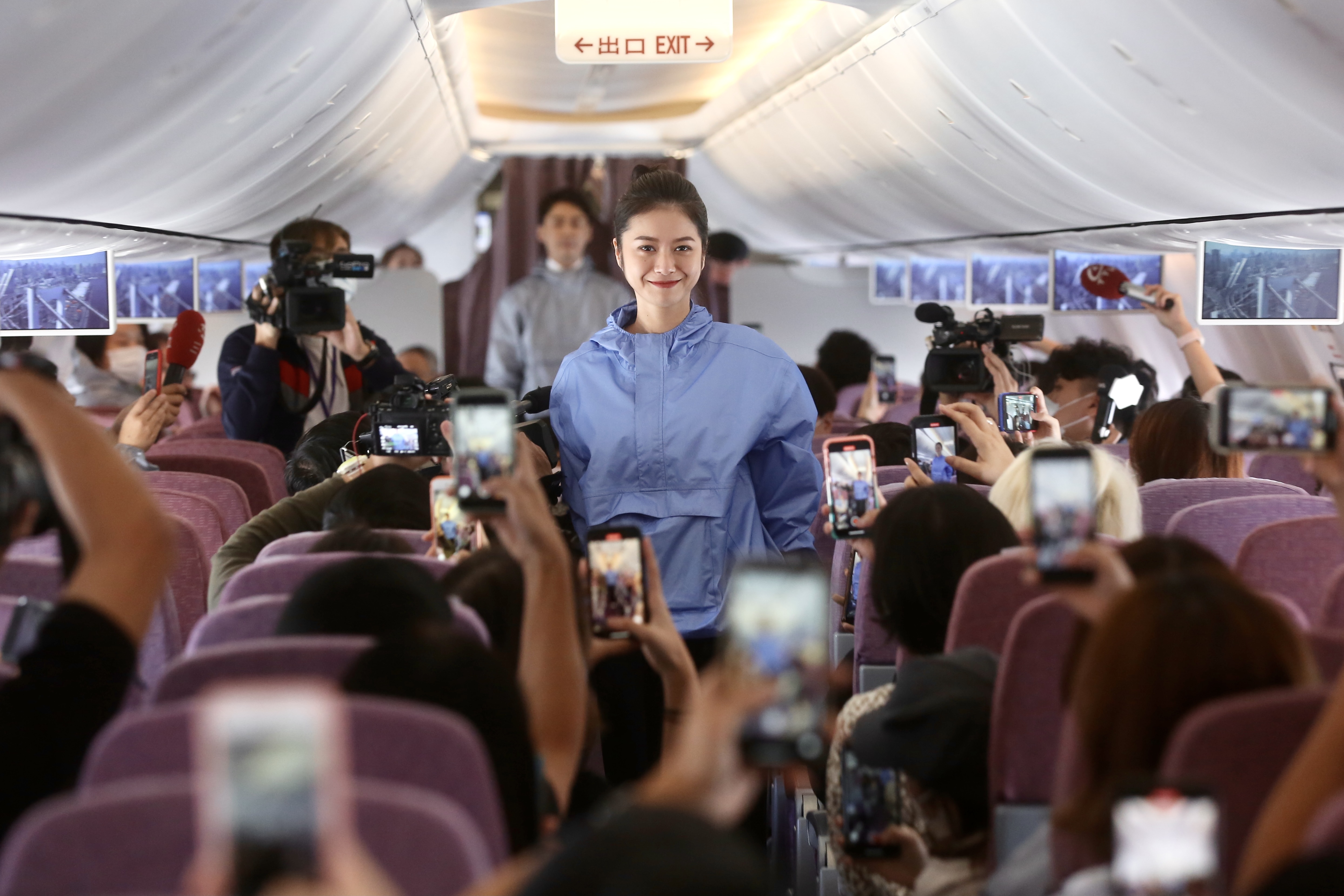 華航攜手明基材料打造「飛行有型、防護隨行」安心旅遊包機，將客艙打造成時尚高空伸展台，展示明基材料旗下織物品牌Xpore的環保防水透氣創新技術。