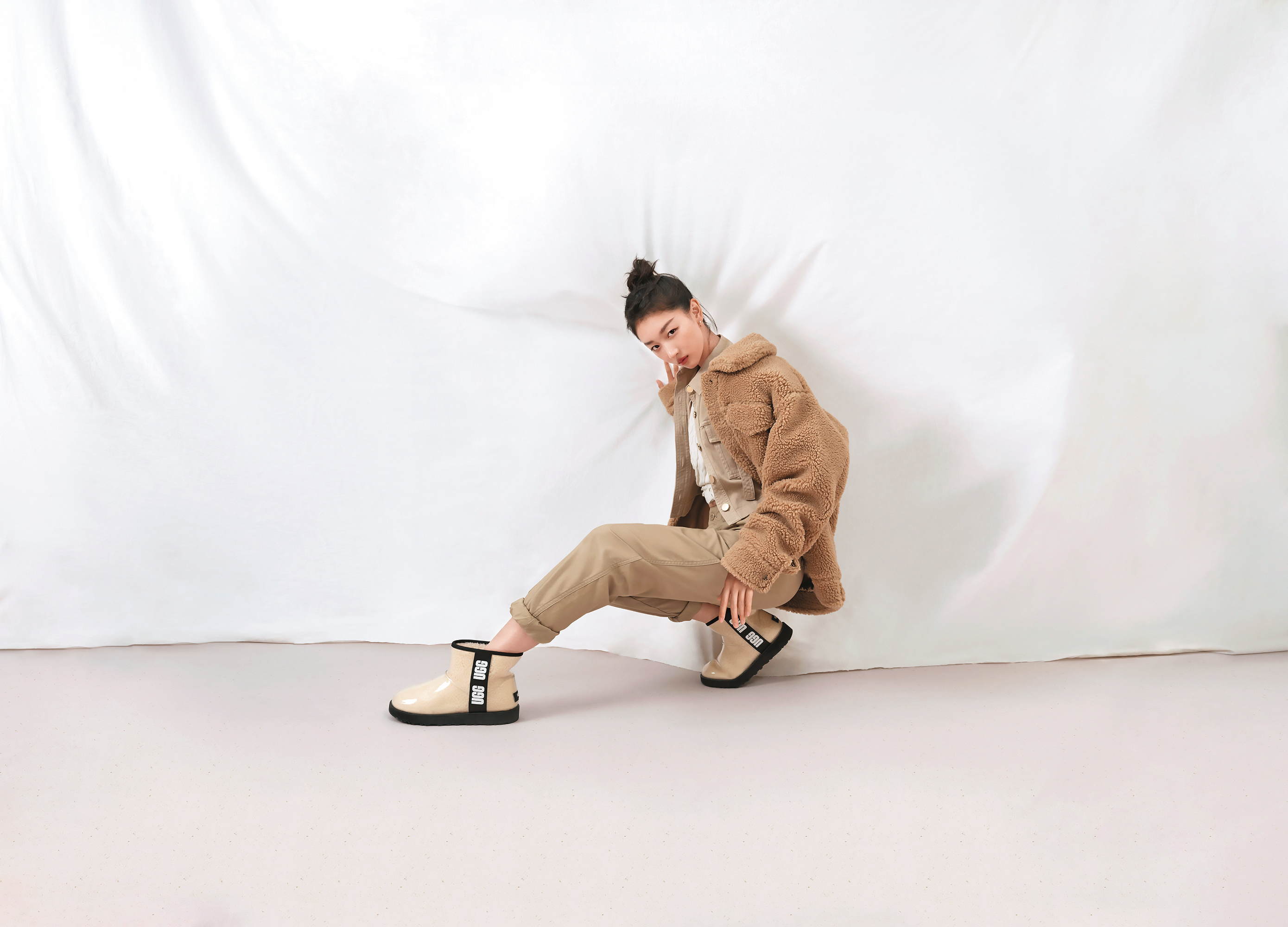 FRANKIE毛絨外套NT$8,800、 Classic Clear透明果凍羊毛靴NT$6,800。（UGG提供）