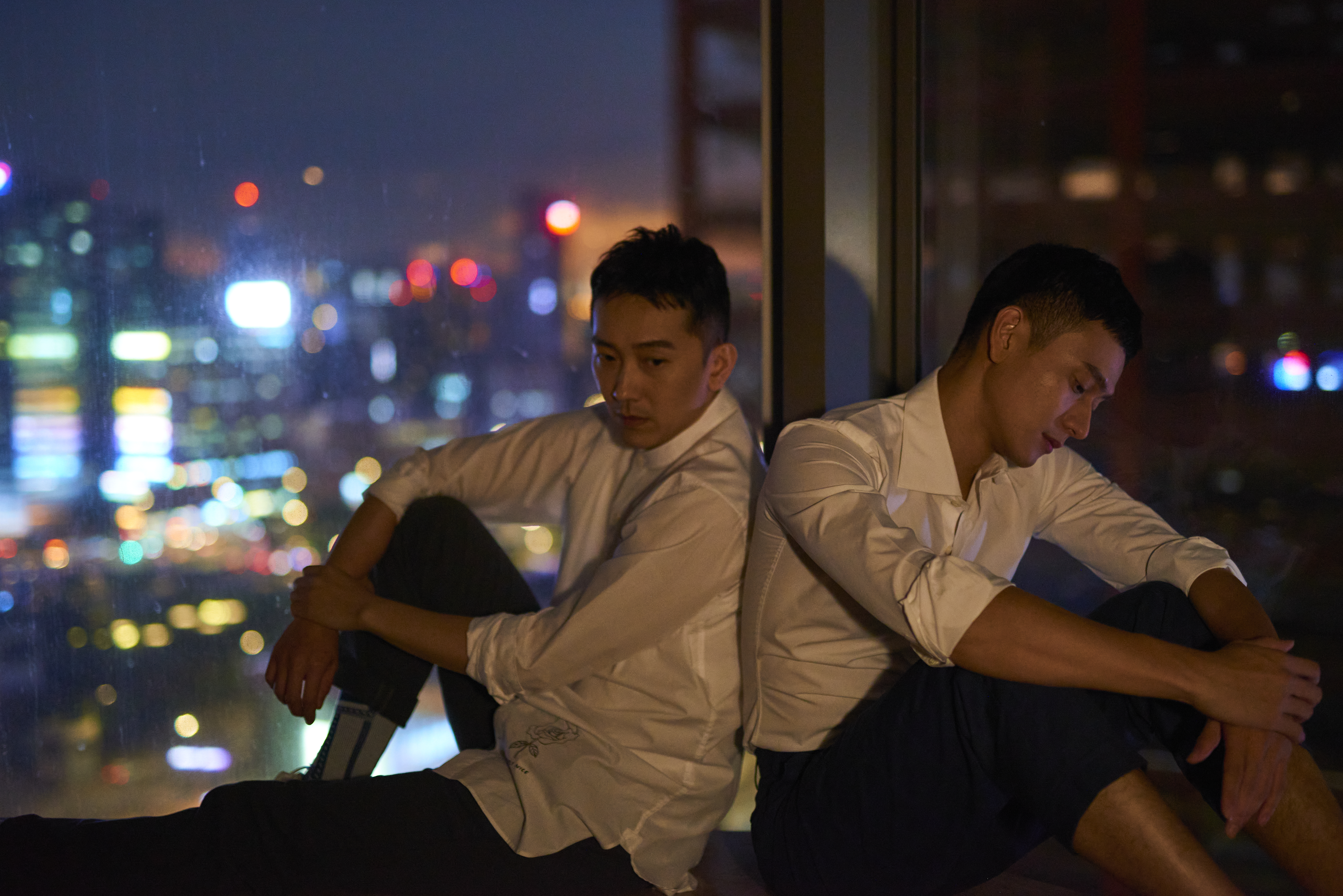 施名帥（左）與劉冠廷（右）有一種「只有演員才懂」的默契，2人在《同學麥娜絲》互動特殊，令人相當有感。