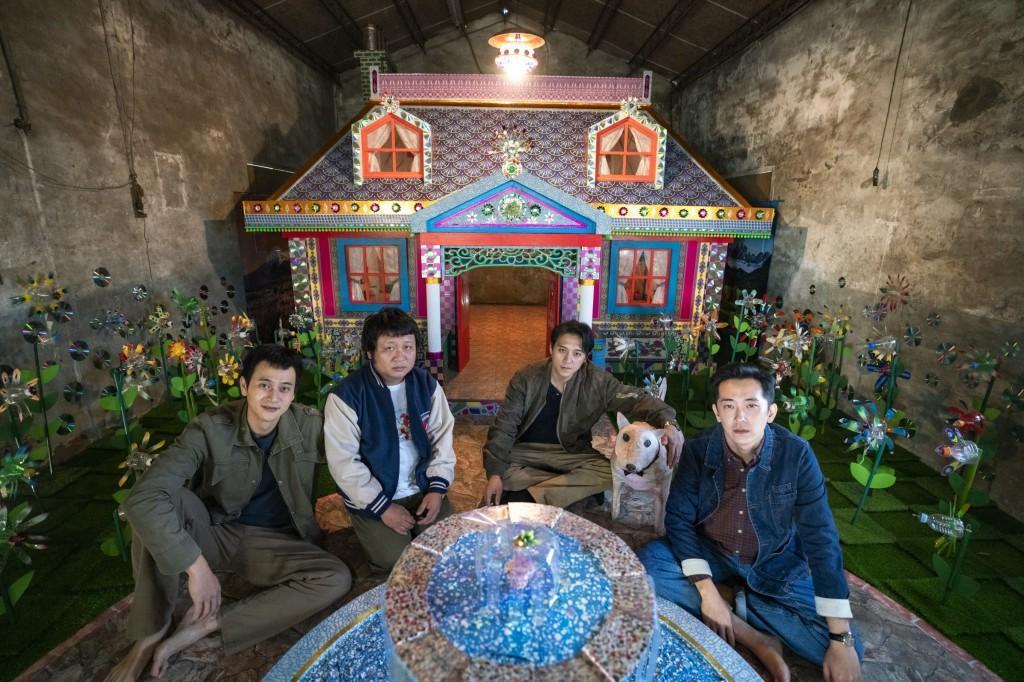 劉冠廷(左1)特別提到,他很喜歡片中4人坐在他紮的紙紮屋裡玩牌的戲,很像幼稚園時在自己建立的角落小王國裡和同伴玩的感覺。(甲上娛樂提供)