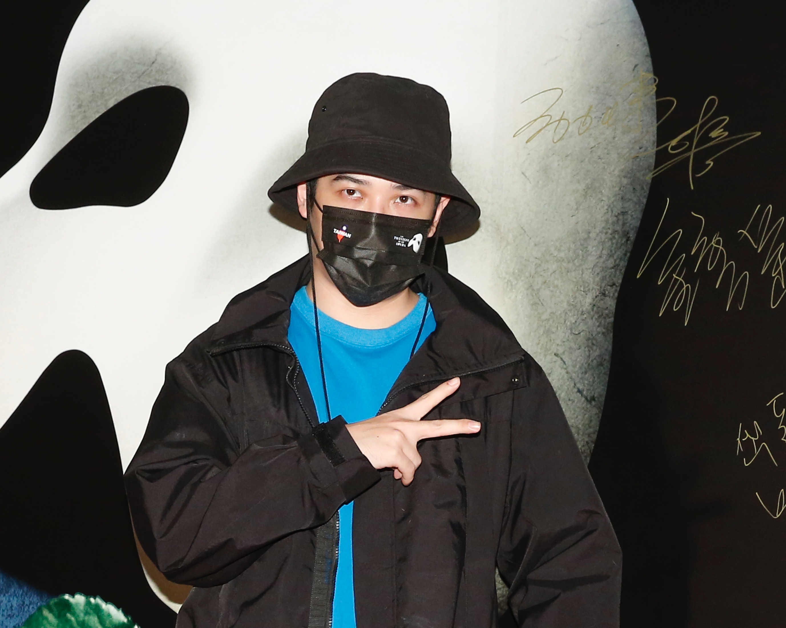 熊仔因為拔智齒,左邊臉腫讓他戴口罩現身。