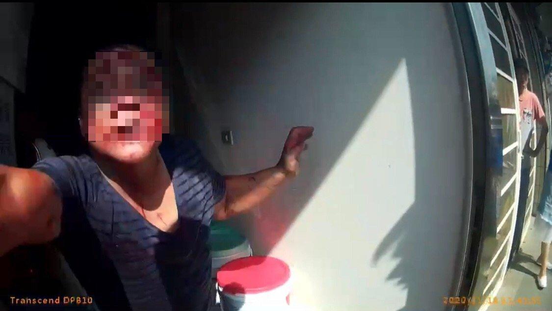 渾身是血的男子,撲向救護人員將他推倒。(翻攝畫面)