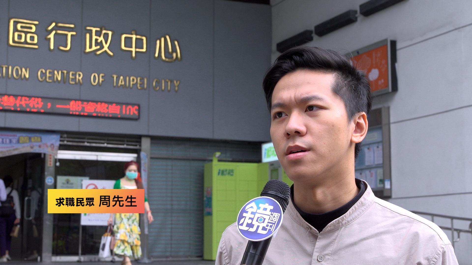 就業中心外的求職者表示投了數月的履歷都沒有消息,不禁自我懷疑。
