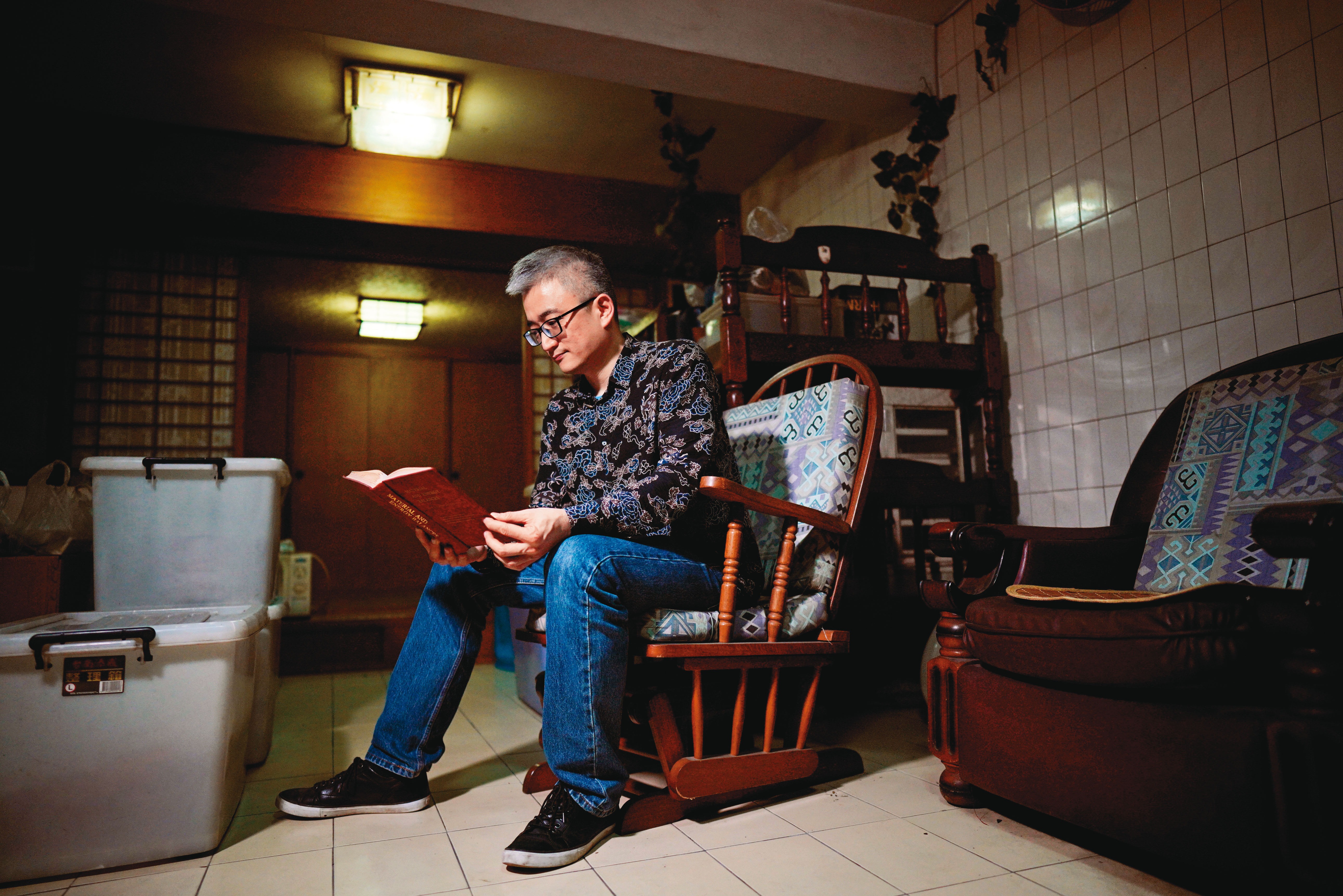 奕友電器行的地下室，是杜奕瑾高中時寫程式、玩遊戲、念書的地方。