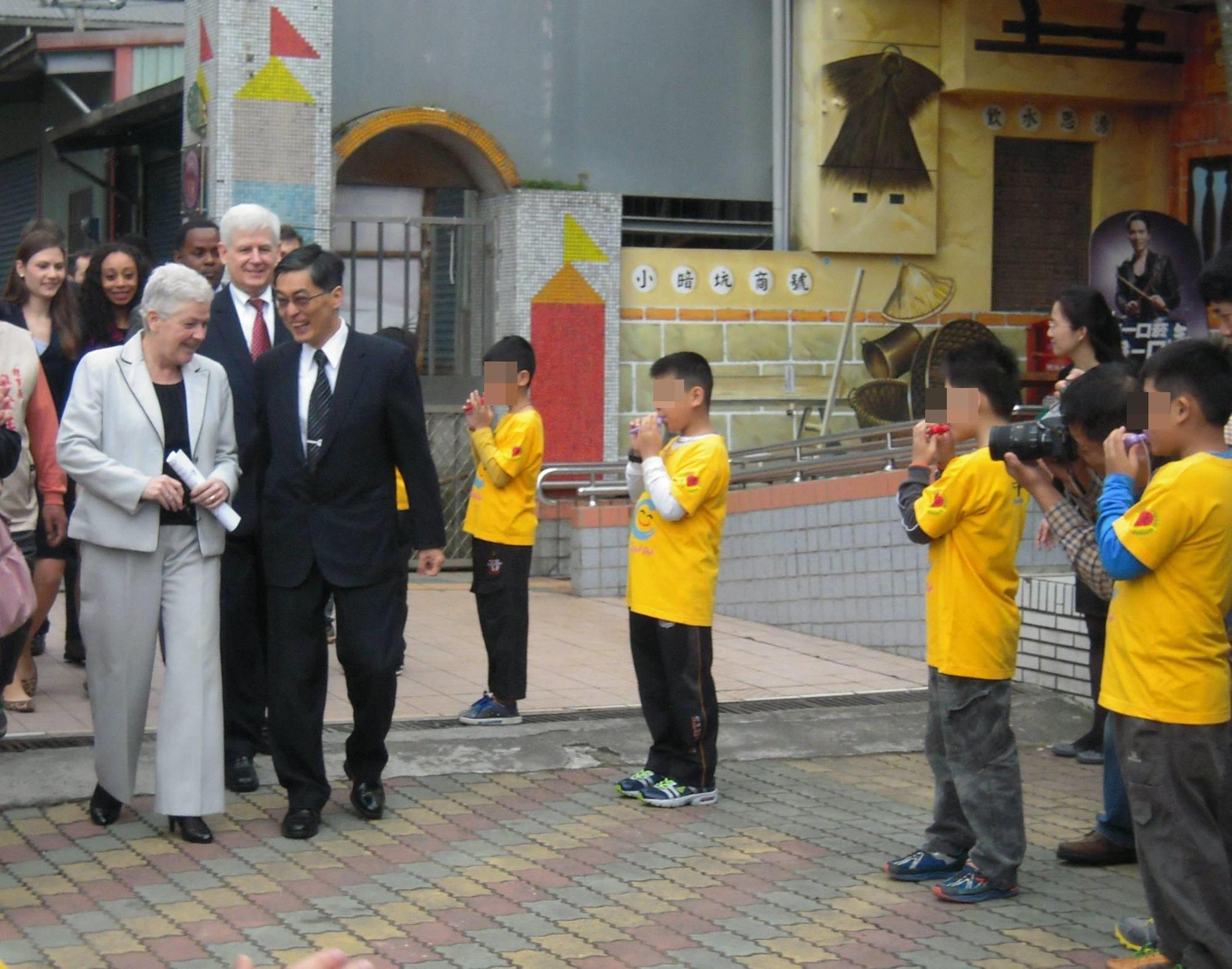 時任美國環保署長麥卡錫(Gina McCarthy,白衣者)2014年4月曾來台訪問。(翻攝自美國在台協會臉書)