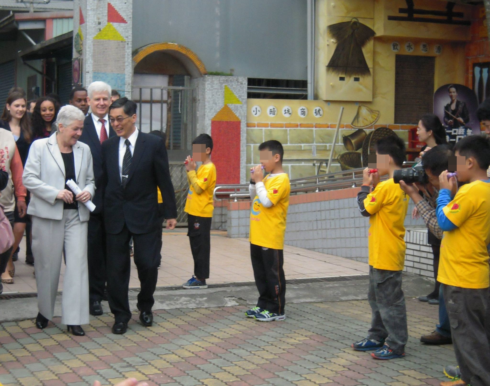 時任美國環保署長麥卡錫（Gina McCarthy，白衣者）2014年4月曾來台訪問。（翻攝自美國在台協會臉書）
