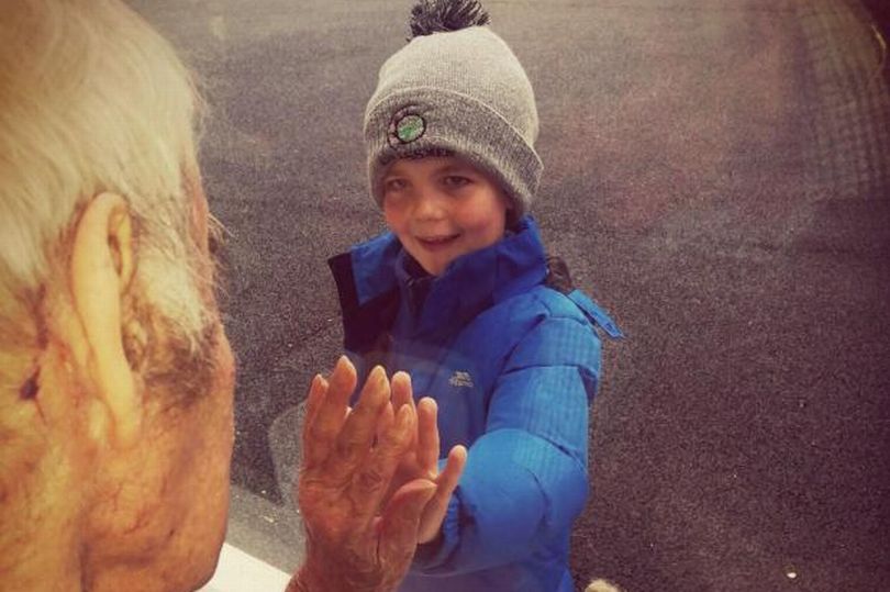 在男孩母親與安養機構的幫忙下，相差86歲的筆友第一次見面了。（圖／Parc Vro Residential Home）