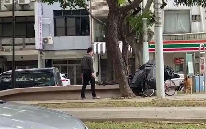 中醫藥附設北港分院的心臟內科醫師逯新民,用登山杖驅趕狗遭網友肉搜。(翻攝畫面)