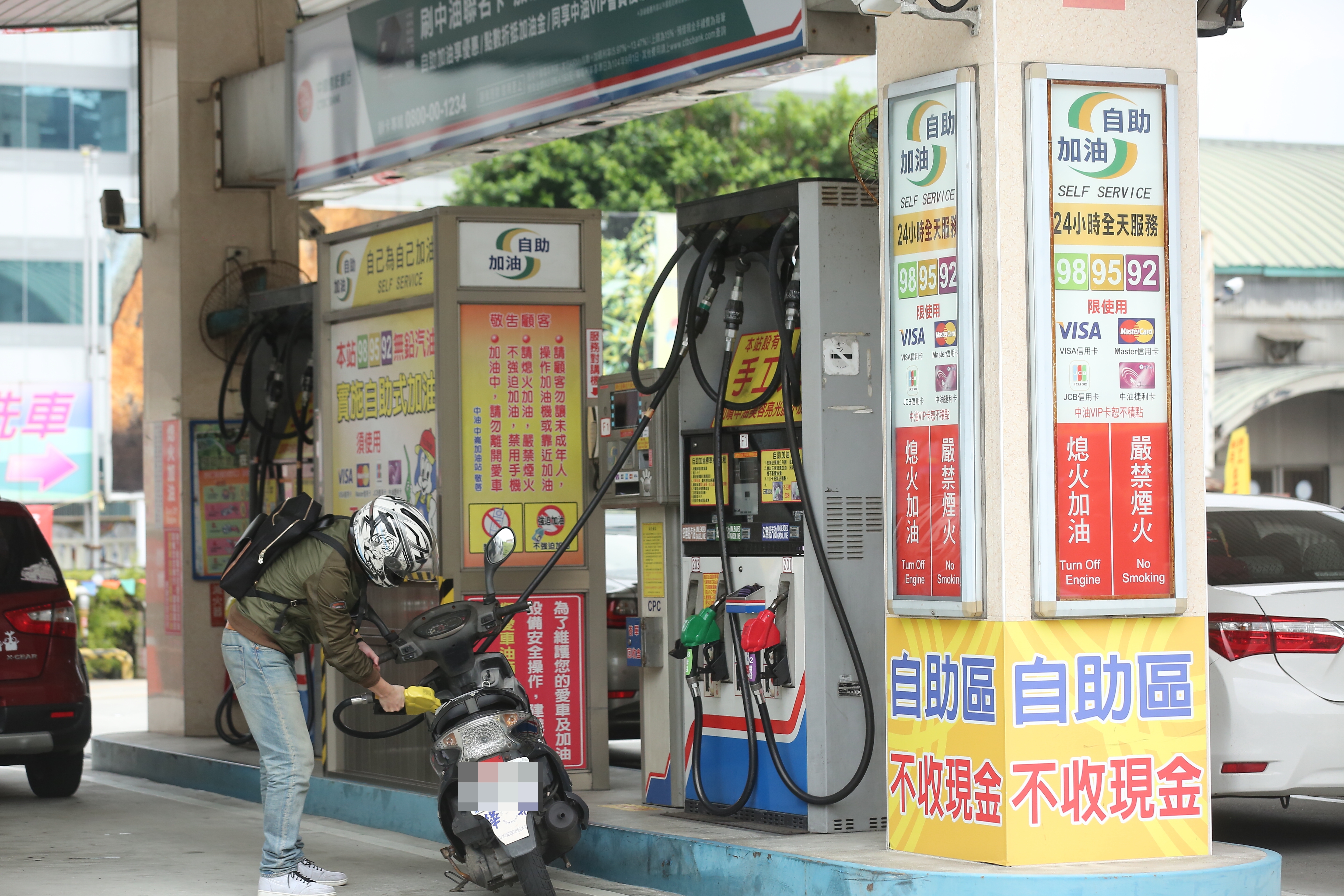 有網友抱怨加油站員工顧著聊天，導致超過金額，事後還暗示他全額付清；示意圖，與當事人無關。（本刊資料照）
