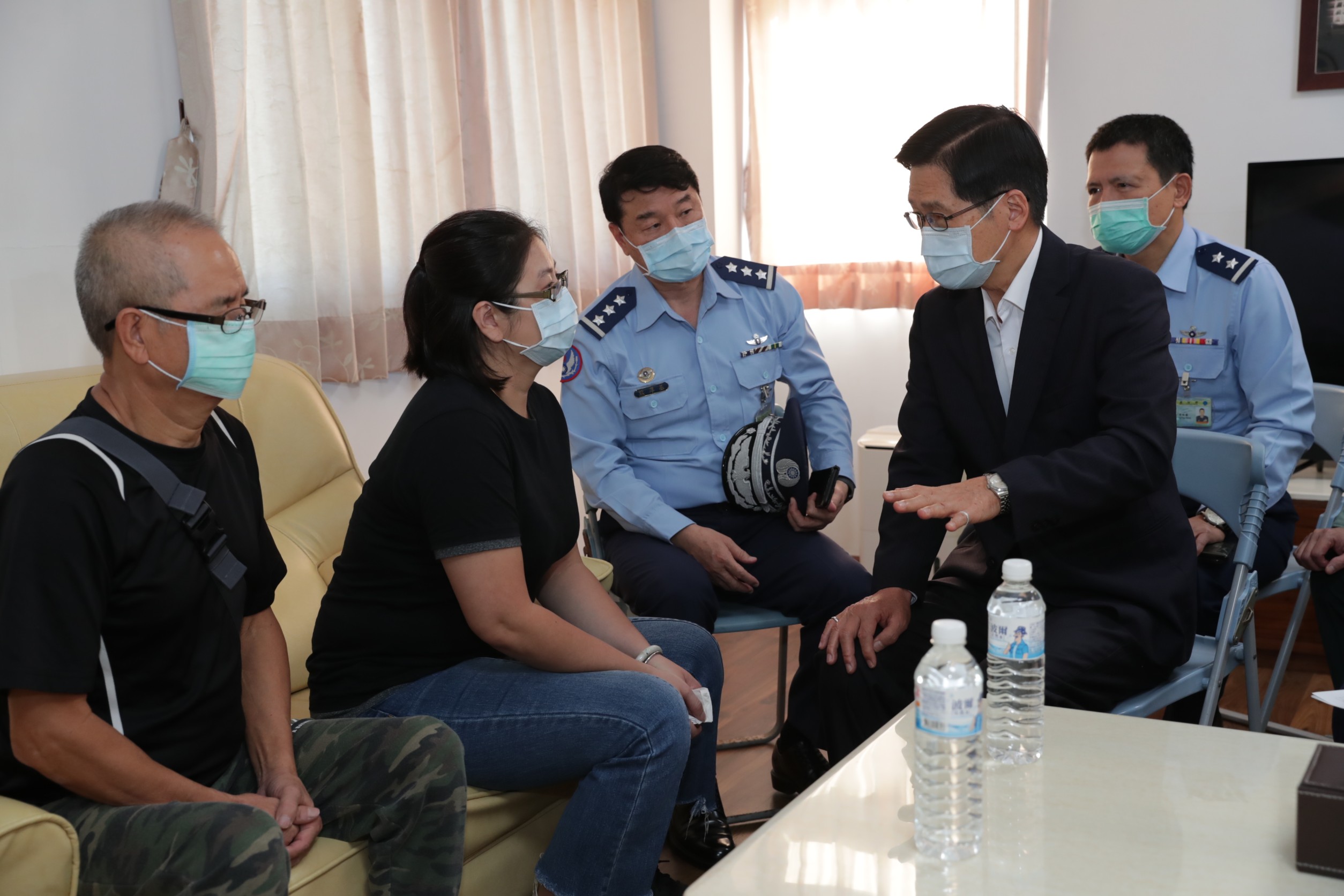 國防部長嚴德發（右前）痛斥中國網軍散播謠言，蔣飛官的太太（左2）也憤慨表示她先生是個英雄。（軍聞社提供）