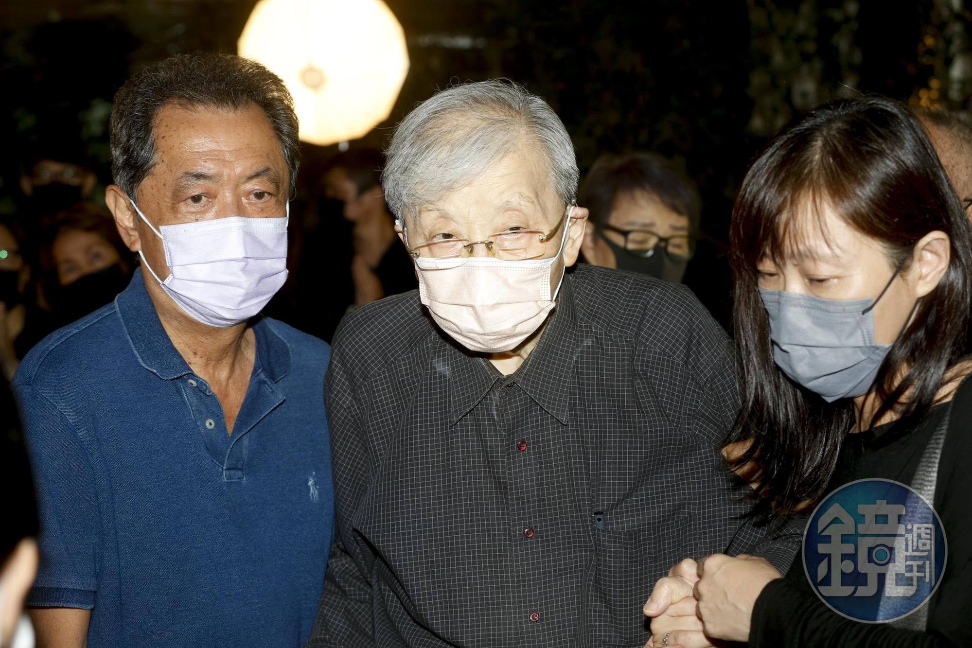 高齡90歲的李行導演(中)希望大家能幫忙楊惠姍挑起琉璃工房的重擔,左為導演朱延平。