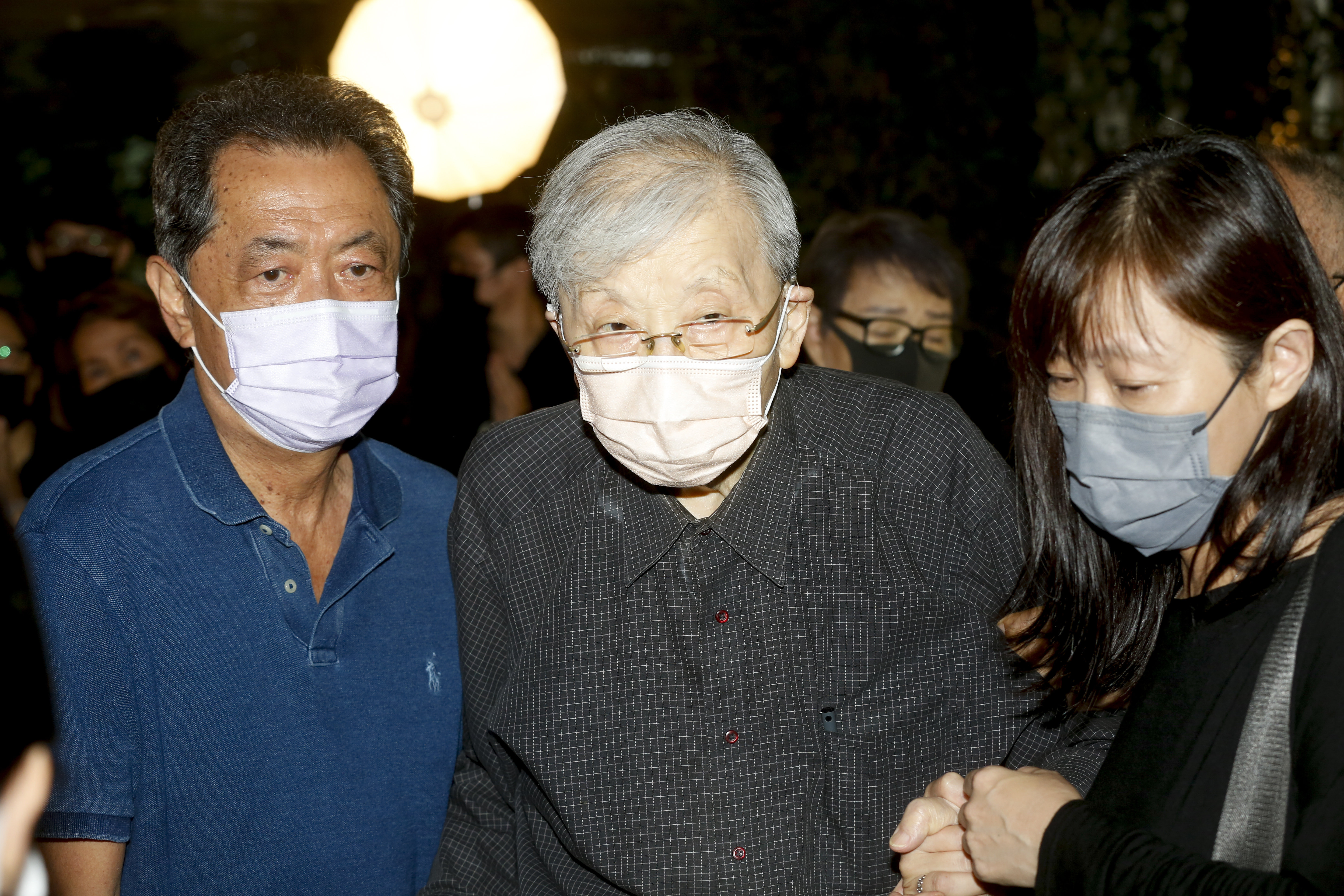 高齡90歲的李行導演(中)希望大家能幫忙楊惠姍挑起琉璃工房的重擔,左為導演朱延平。