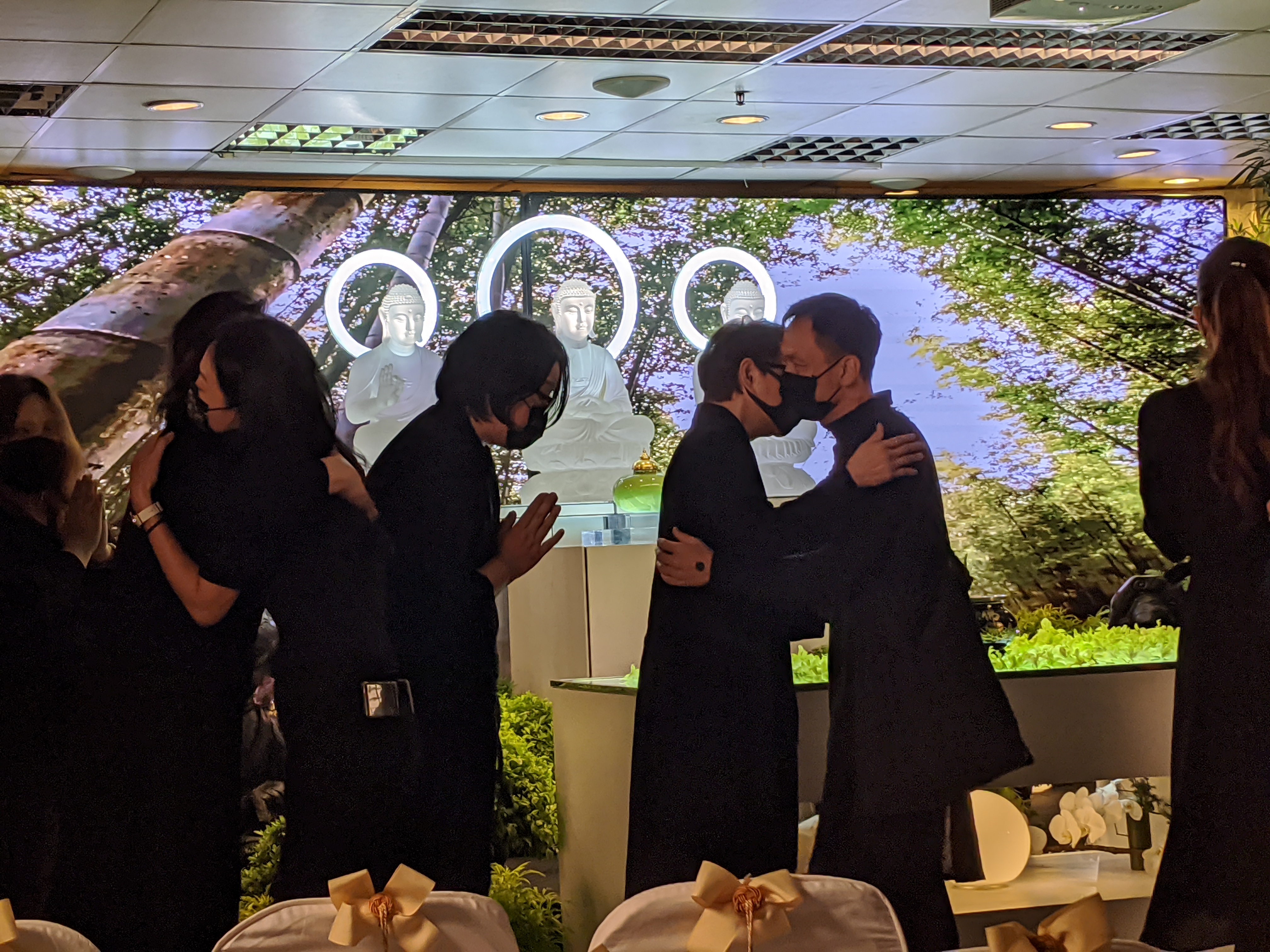 張毅的追思會20日上午舉行，遺孀楊惠姍逐一與前來的親友擁抱致謝。（攝影熊景玉）