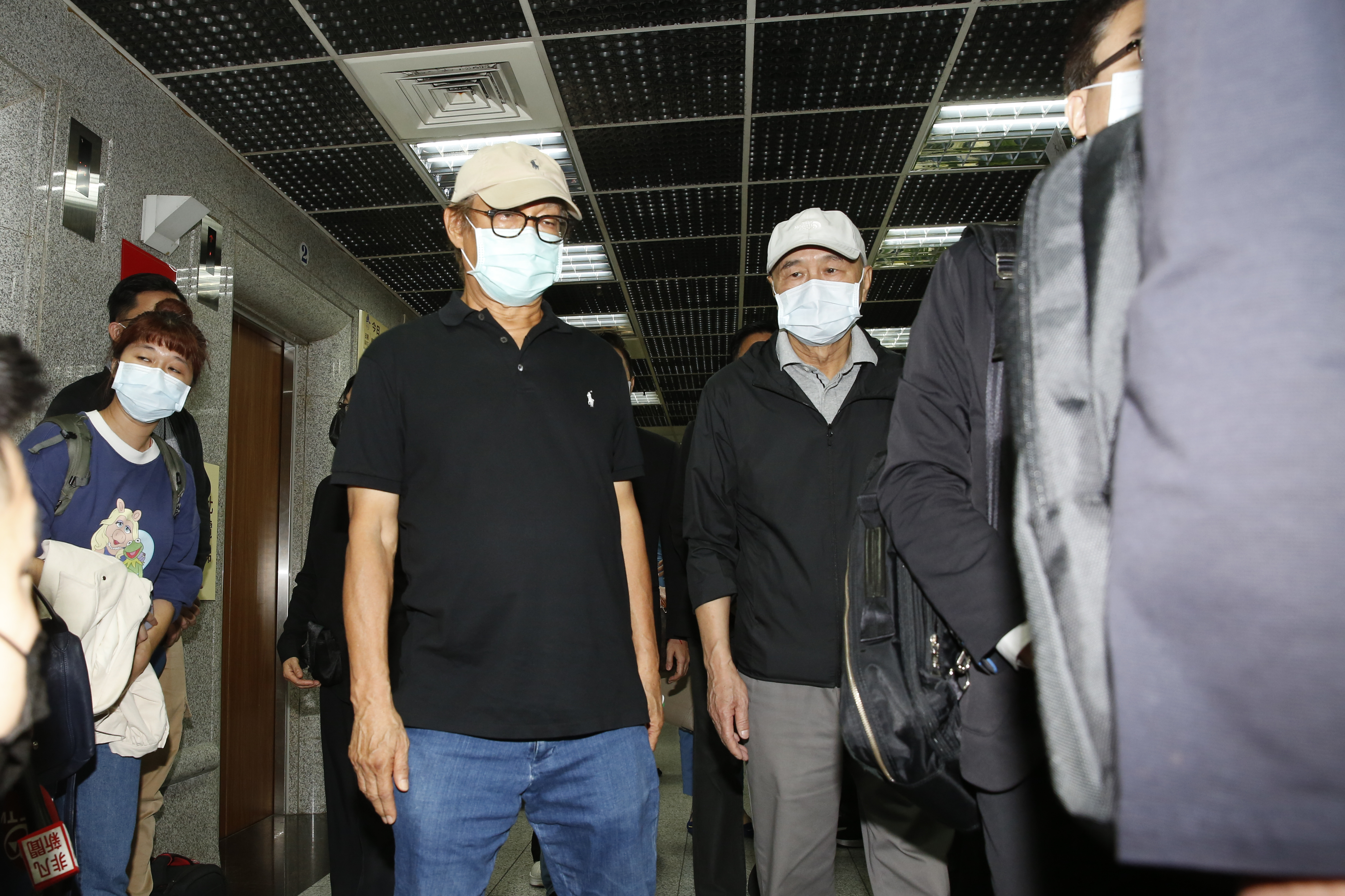 侯孝賢(右)導演2度婉拒受訪,表示現在不是講話的時間。