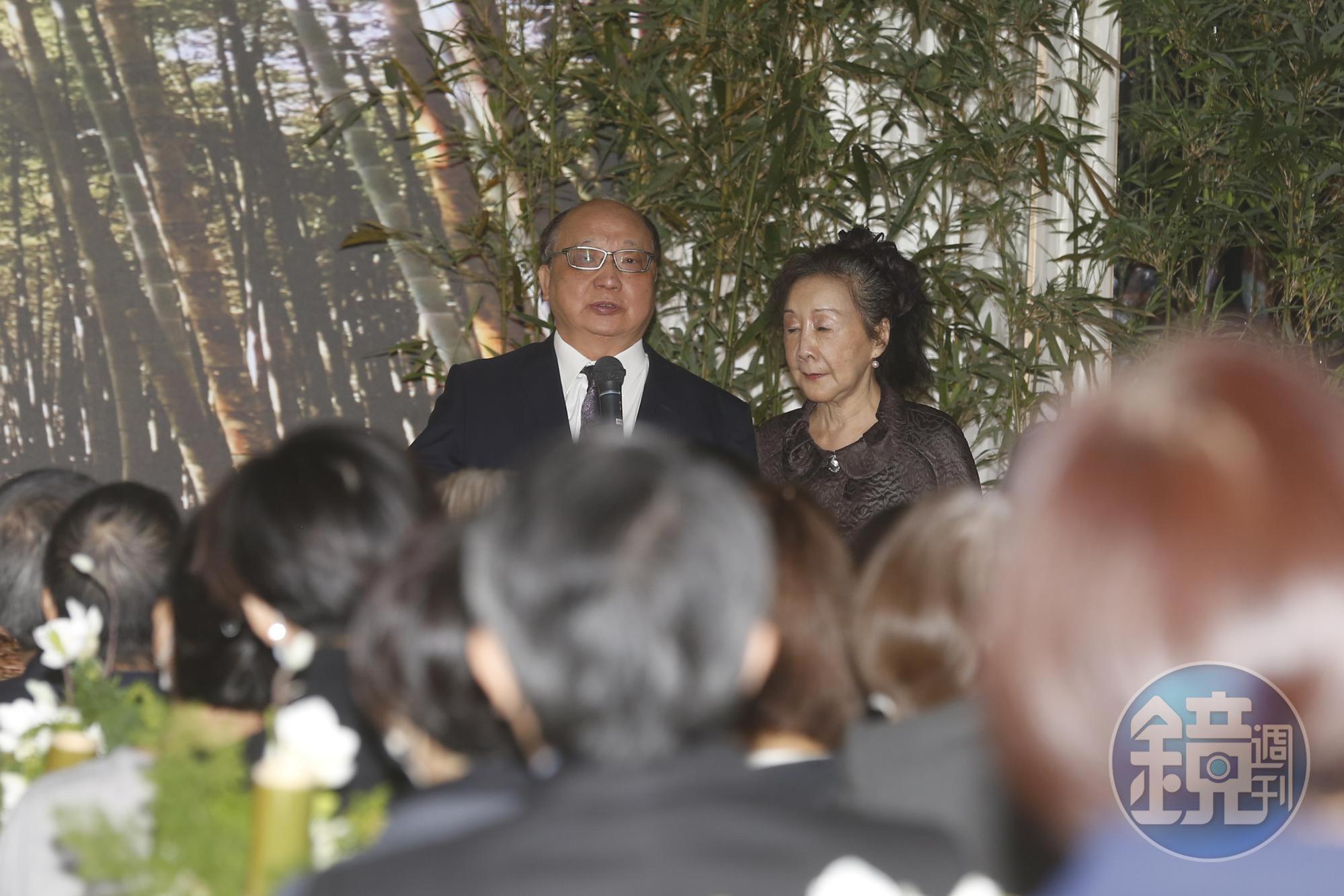 前台中市長胡志強與夫人邵曉鈴一大早便自台中北上,專程來悼念張毅。