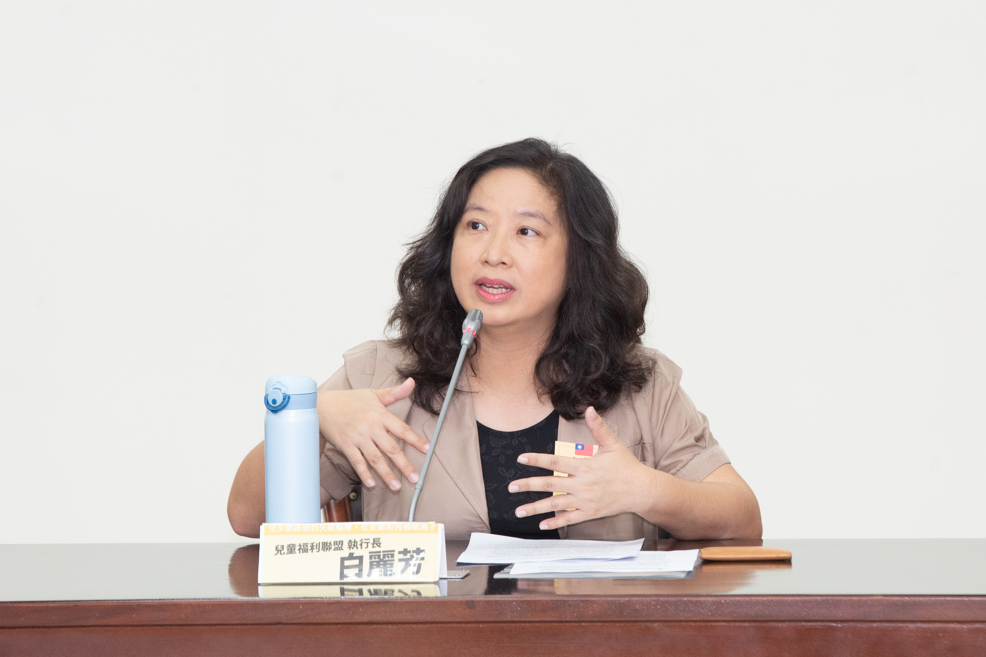 兒盟執行長白麗芳指出，收養應以兒童最高利益為評估原則。