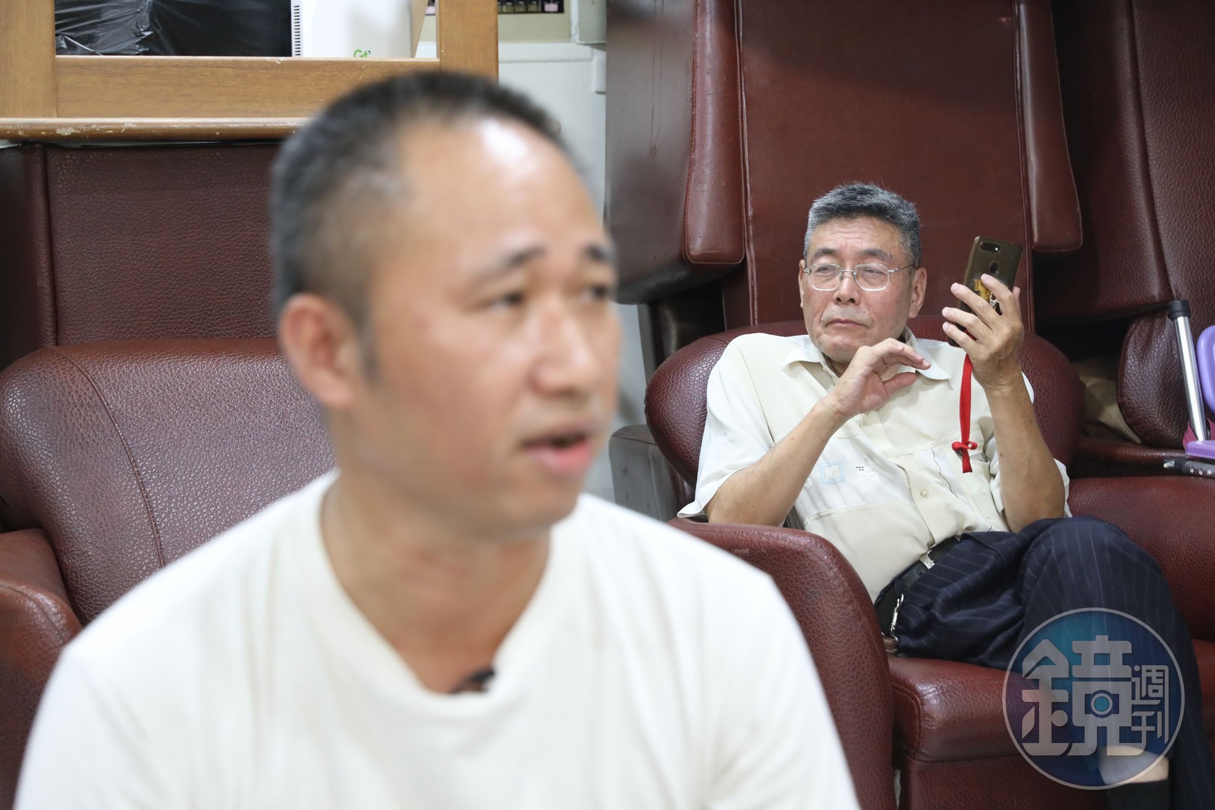 白麗芳指出，若周子飛事件發生在現在的台灣，戴浙（右）應無法成功收養周子飛（左）。
