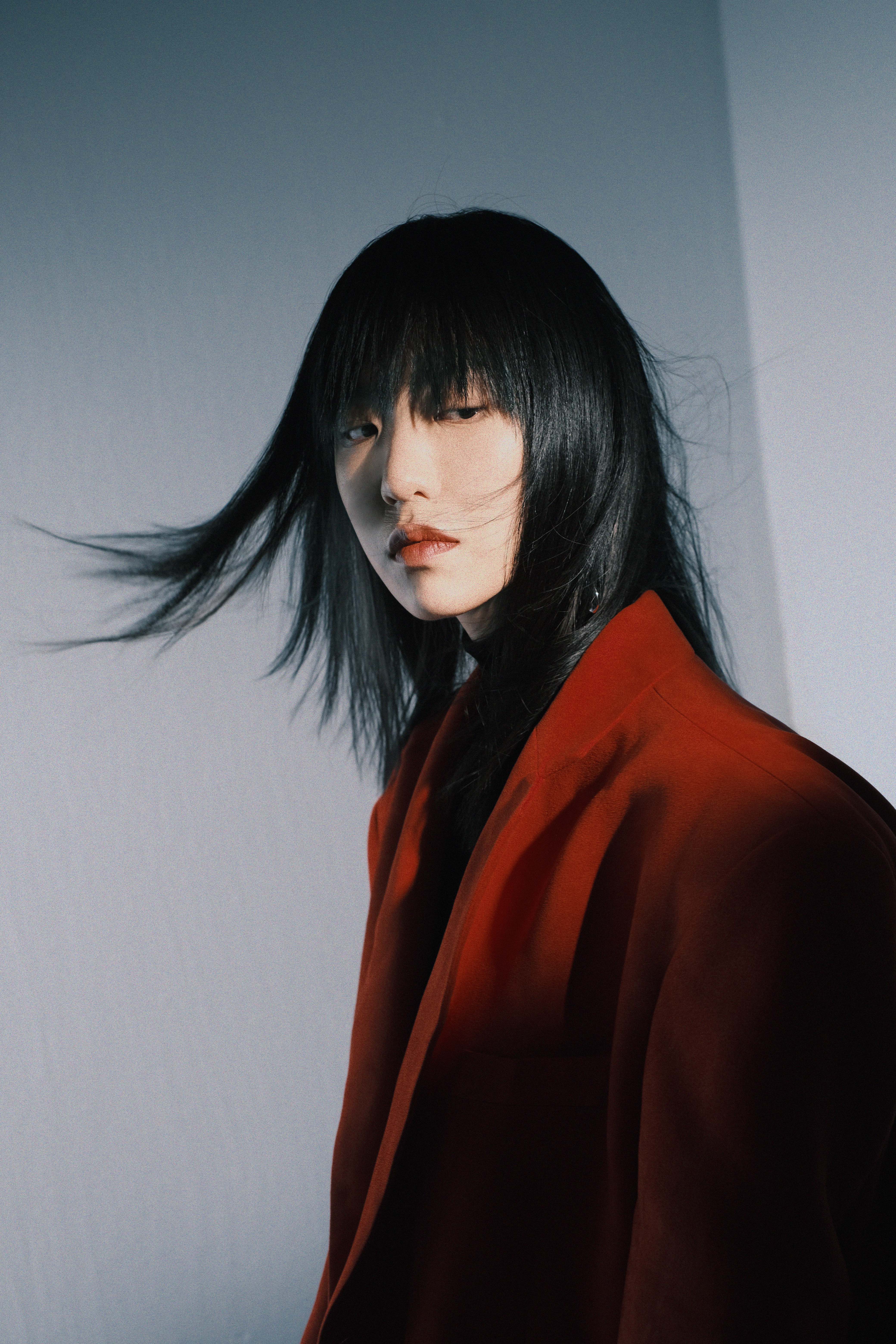 去年拿下金曲獎「最佳國語專輯獎」的孫盛希,即將在12月發行全新專輯《出沒地帶》。(滾石唱片提供)