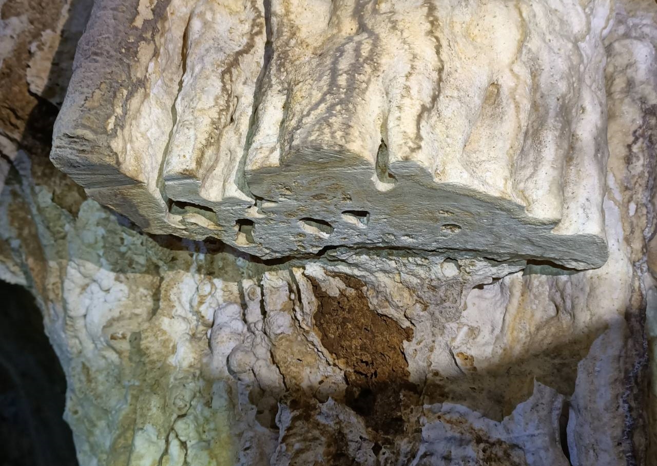 社頂地區鐘乳石洞穴遭人入侵盜採，目前警方正在蒐證調查。（翻攝自張怡屏東趴趴走臉書）