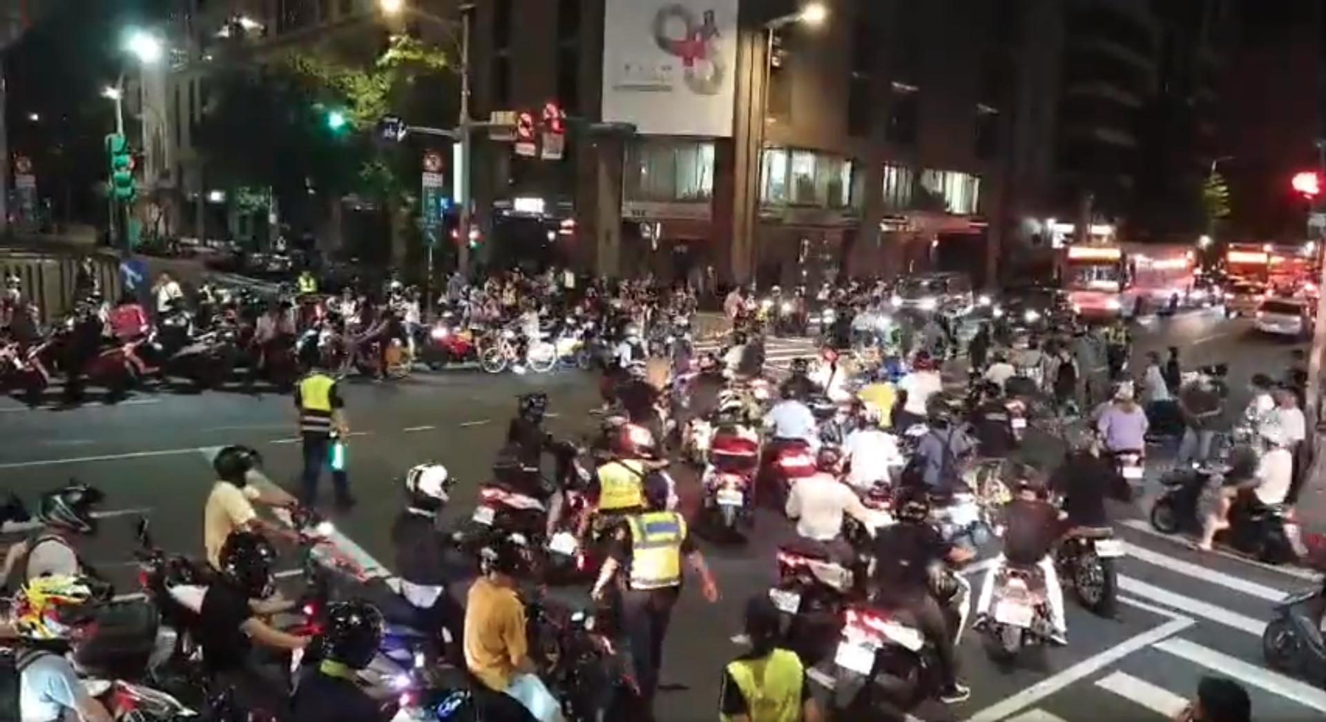 台灣機車路權促進會兩度舉辦「待轉大富翁」,抗議兩段式左轉。(翻攝自台灣機車路權促進會臉書)
