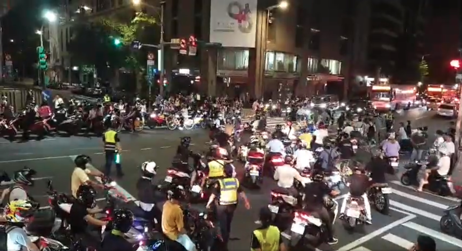 台灣機車路權促進會8月發起「待轉大富翁」抗議活動，當時有大批警力前來支援。（翻攝自台灣機車路權促進會臉書）