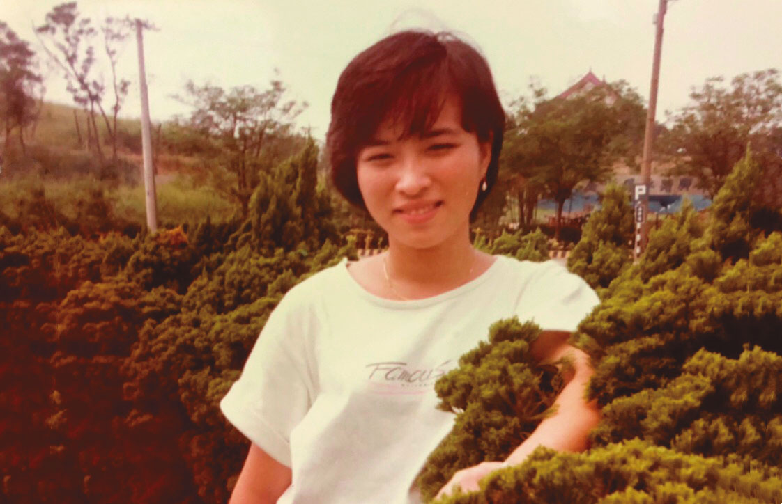 陳美景年輕時清秀漂亮，加上笑容可掬，站櫃時吸引很多客人上門。（陳美景提供）