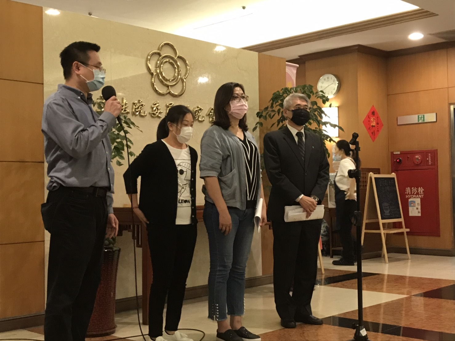 民進黨立委蘇震清妻子廖靖汝開記者會，控訴檢方「惡意妖魔化蘇震清」。