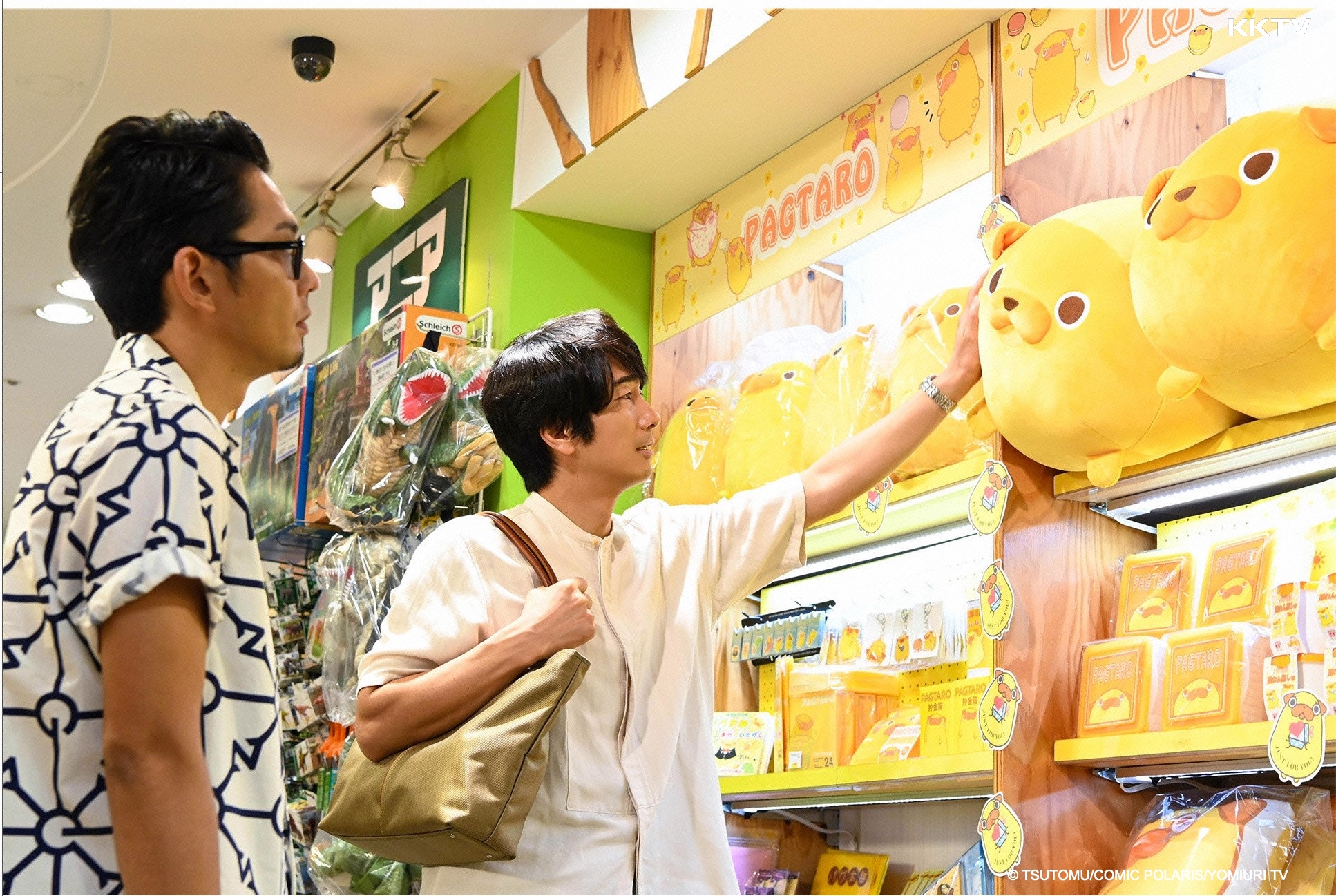《大叔喜歡可愛小玩意》兩位大叔一起去逛卡通人物專賣店，陷入巴哥太郎的魅力之中。（KKTV提供）