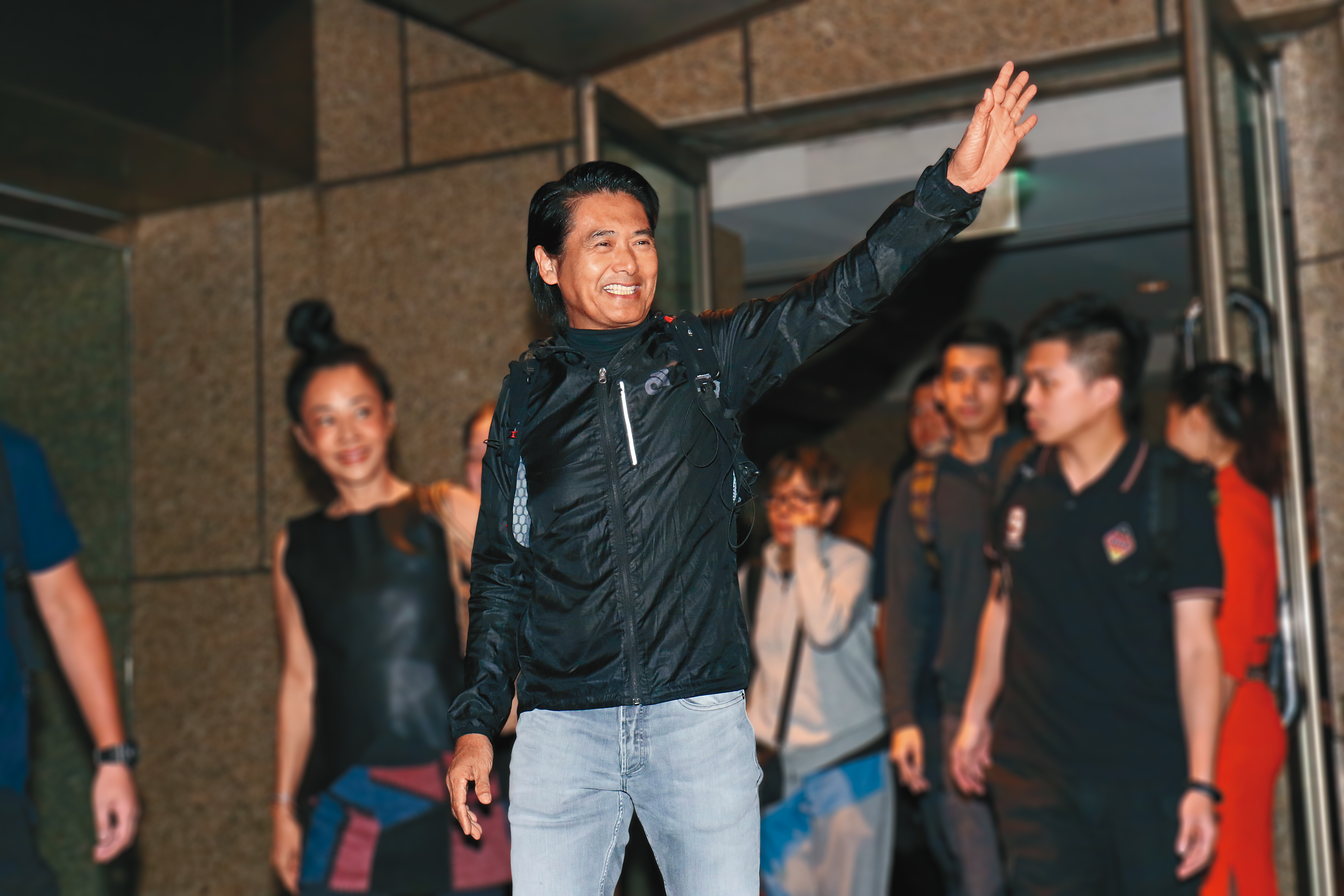 周潤發的風格親民，遇到粉絲叫他的名字，他總是笑臉打招呼。