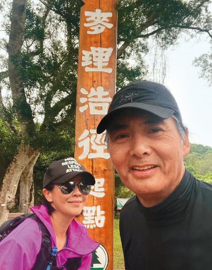 今年因為疫情,許多香港藝人暫停飛來飛去,周潤發(右)跟劉嘉玲(左)就因而常相約爬山。(翻攝自劉嘉玲微博)