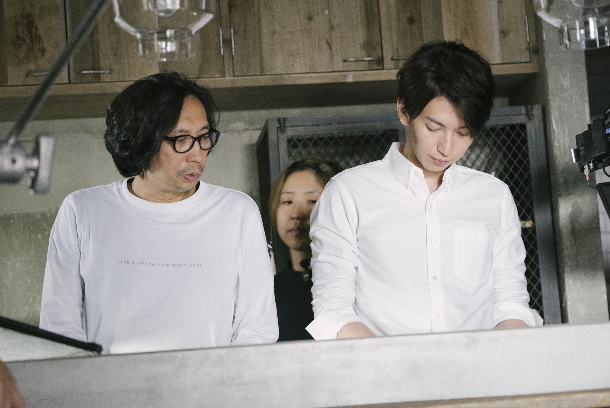 行定勲導演（左）與《愛在末路之境》編劇欽點大倉忠義飾演男主角，對他的表現十分滿意。（車庫娛樂提供）