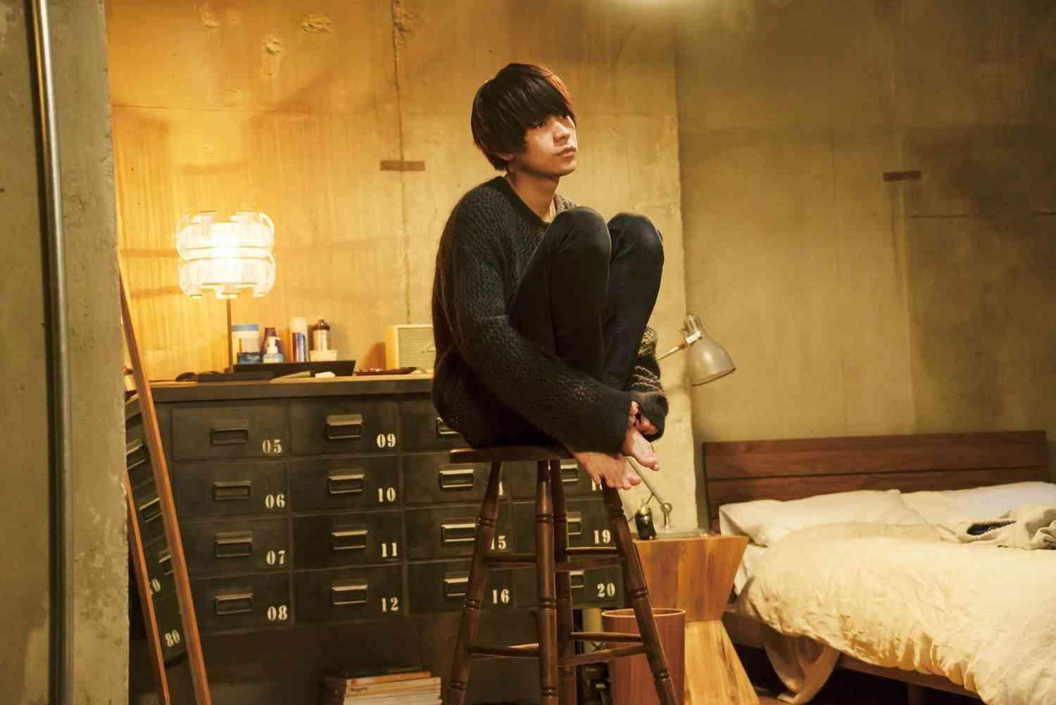 恭一房間中被今之瀨佔領的高腳椅,也是出自導演的巧思。(車庫娛樂提供)
