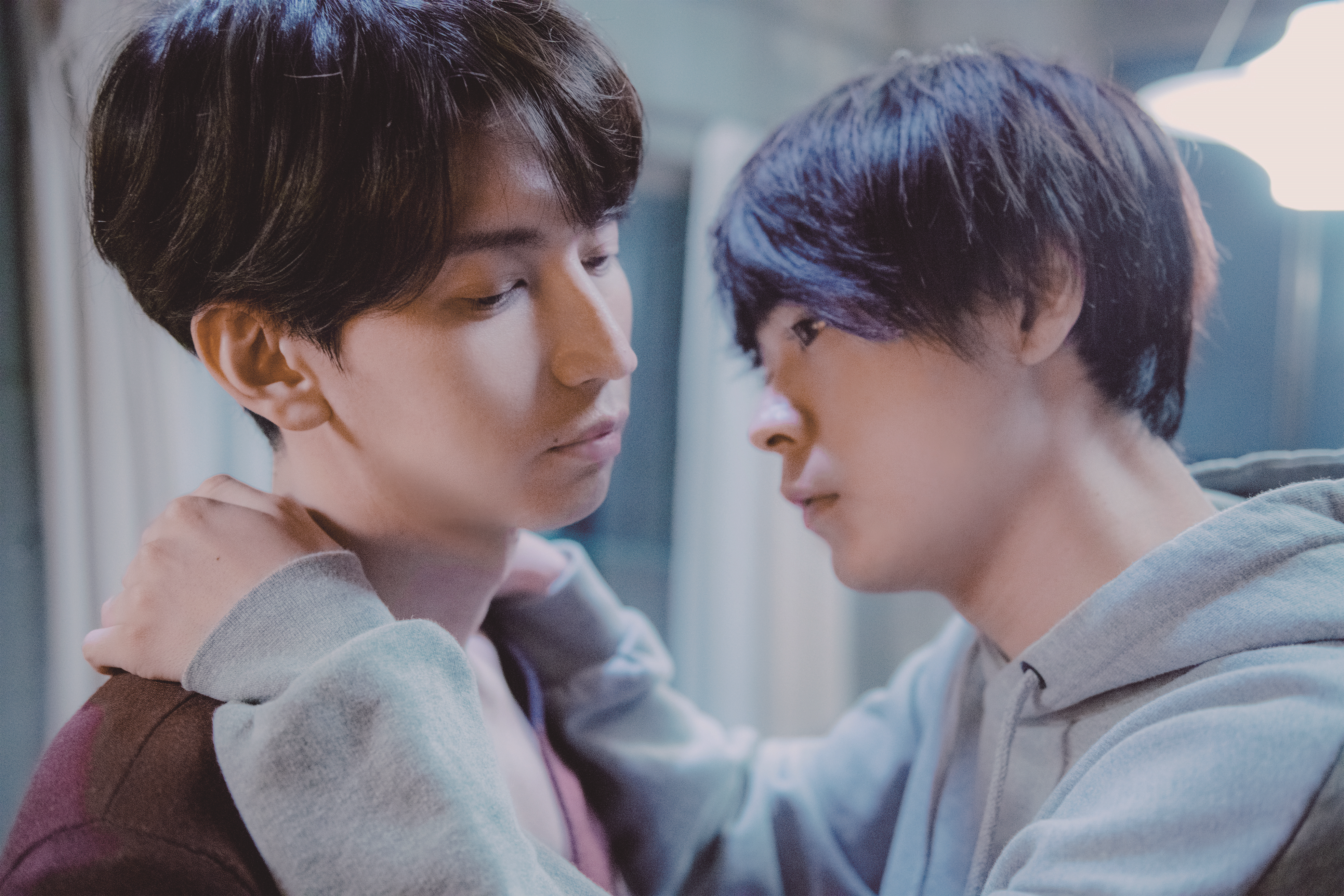 大倉忠義（左）和成田凌在《愛在末路之境》中有大量吻戲與床戲。（車庫娛樂提供）