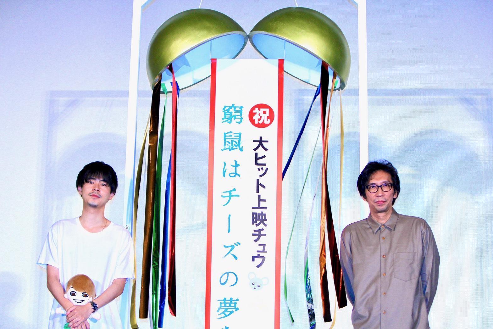 《愛在末路之境》在日本票房開紅盤,導演行定勲(右)和成田凌特別出席謝票活動。(翻攝自《愛在末路之境》Twitter)