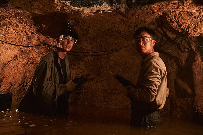 李帝勳(左)和趙宇鎮在新片《盜墓同盟》結盟一起盜墓,挖地洞的過程十分艱辛。(翻攝自naver movie)