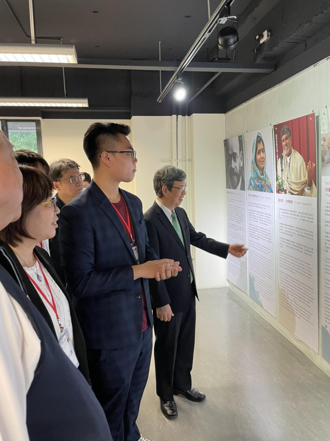 台中兒少代表蘇廷瑋把握機會與陳副總統交流國際兒權推動現況。（台中兒少代表提供）