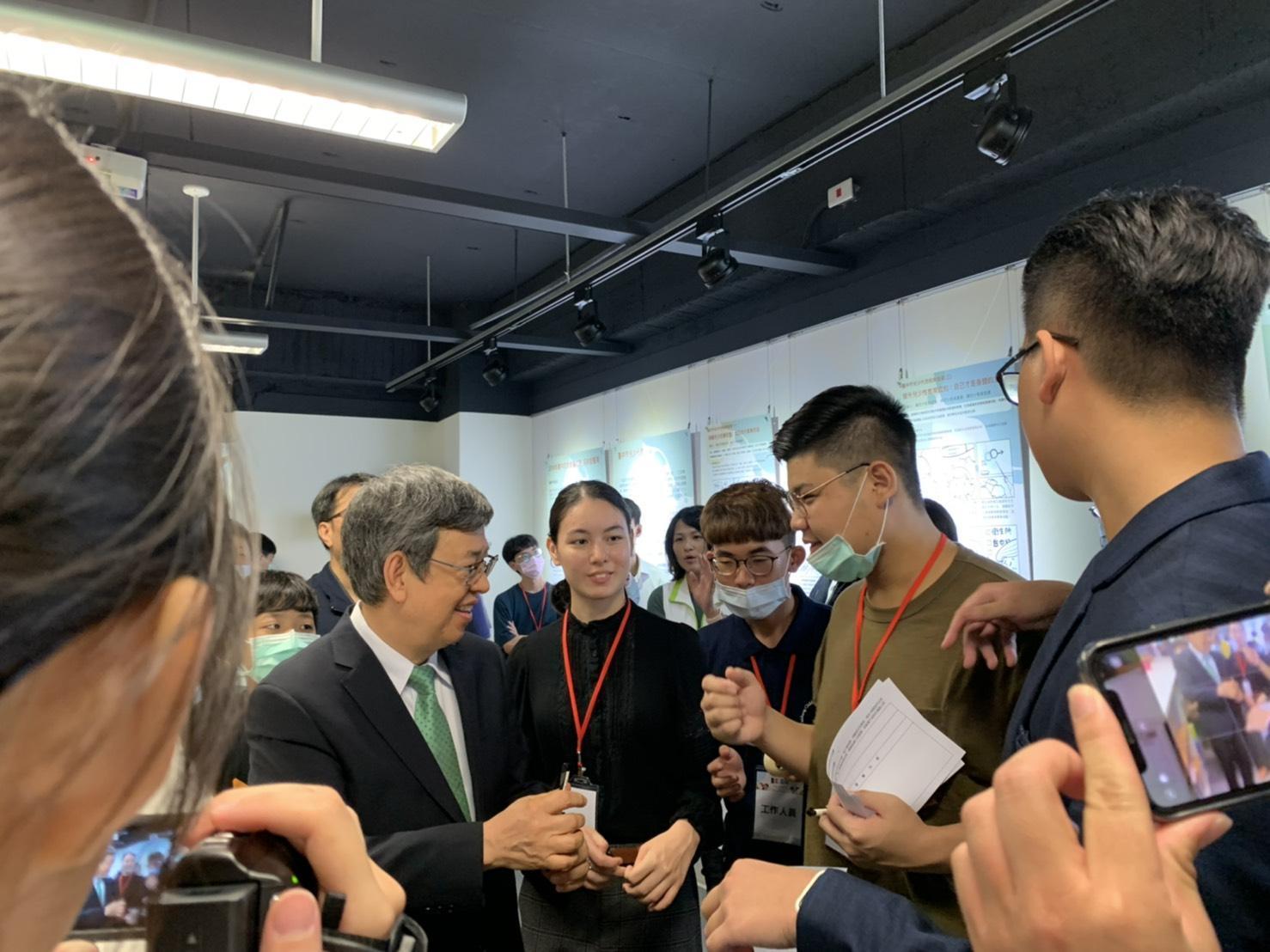 台中兒少代表賴昱達盼能取法英國兒少議會設置，爭取市政監督權。（台中兒少代表提供）