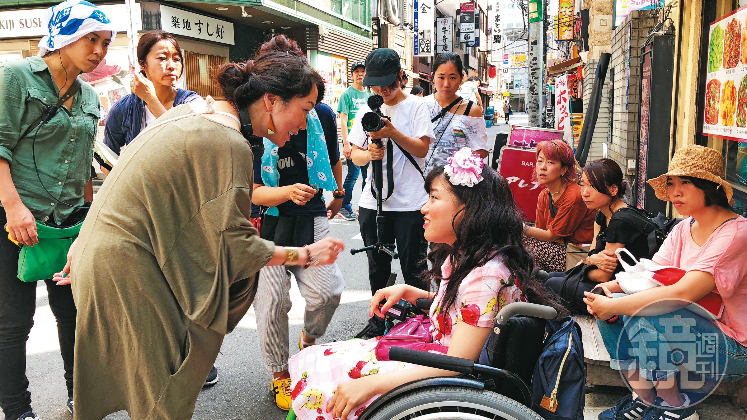 《漫畫少女愛啟蒙》女主角佳山明（前排坐輪椅者）毫無演戲經驗，導演HIKARI（前排左）不時親自向她示範說明，幫助她進入角色。（Rabbit House提供）