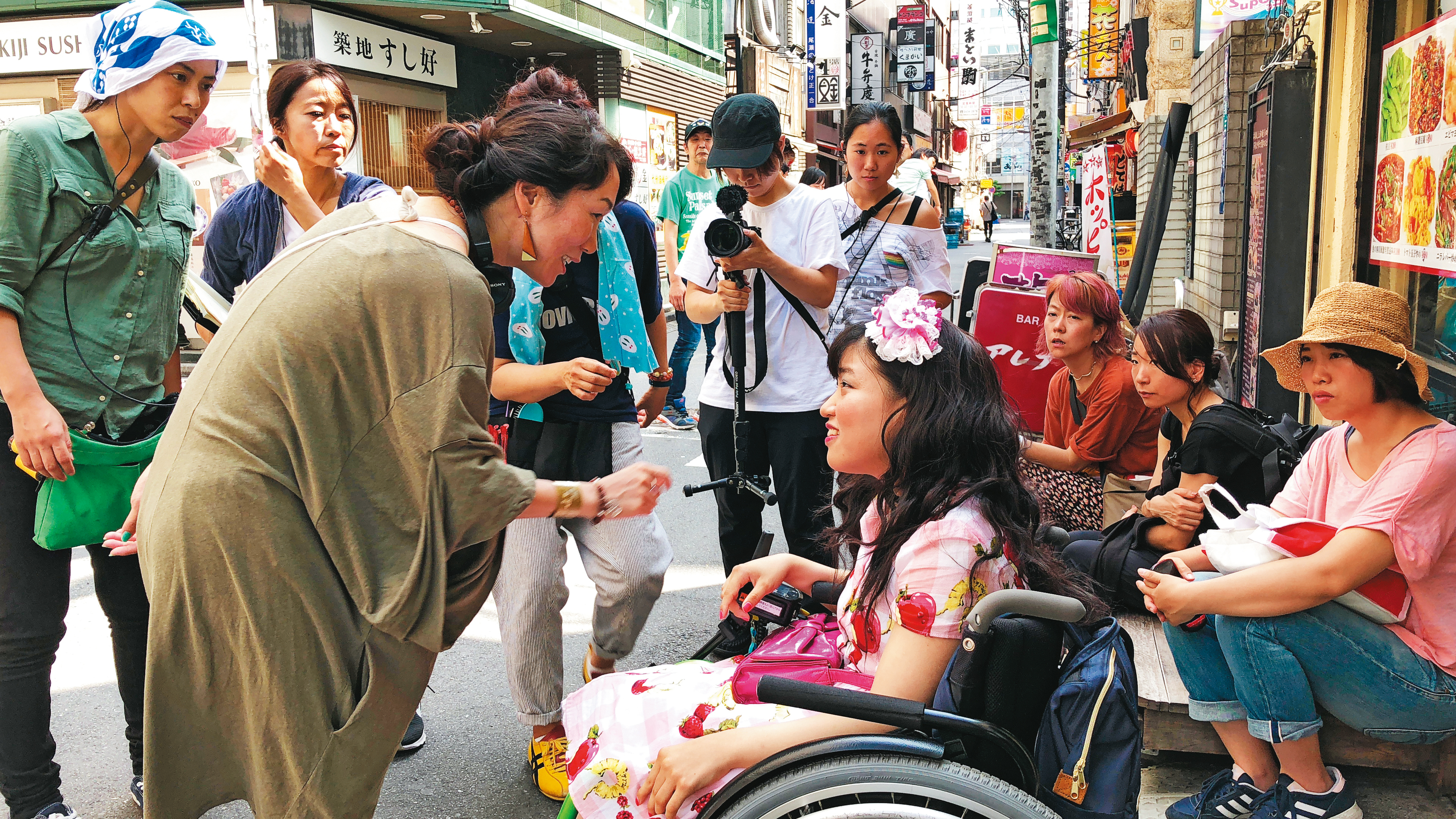 《漫畫少女愛啟蒙》女主角佳山明（前排坐輪椅者）毫無演戲經驗，導演HIKARI（前排左）不時親自向她示範說明，幫助她進入角色。（Rabbit House提供）