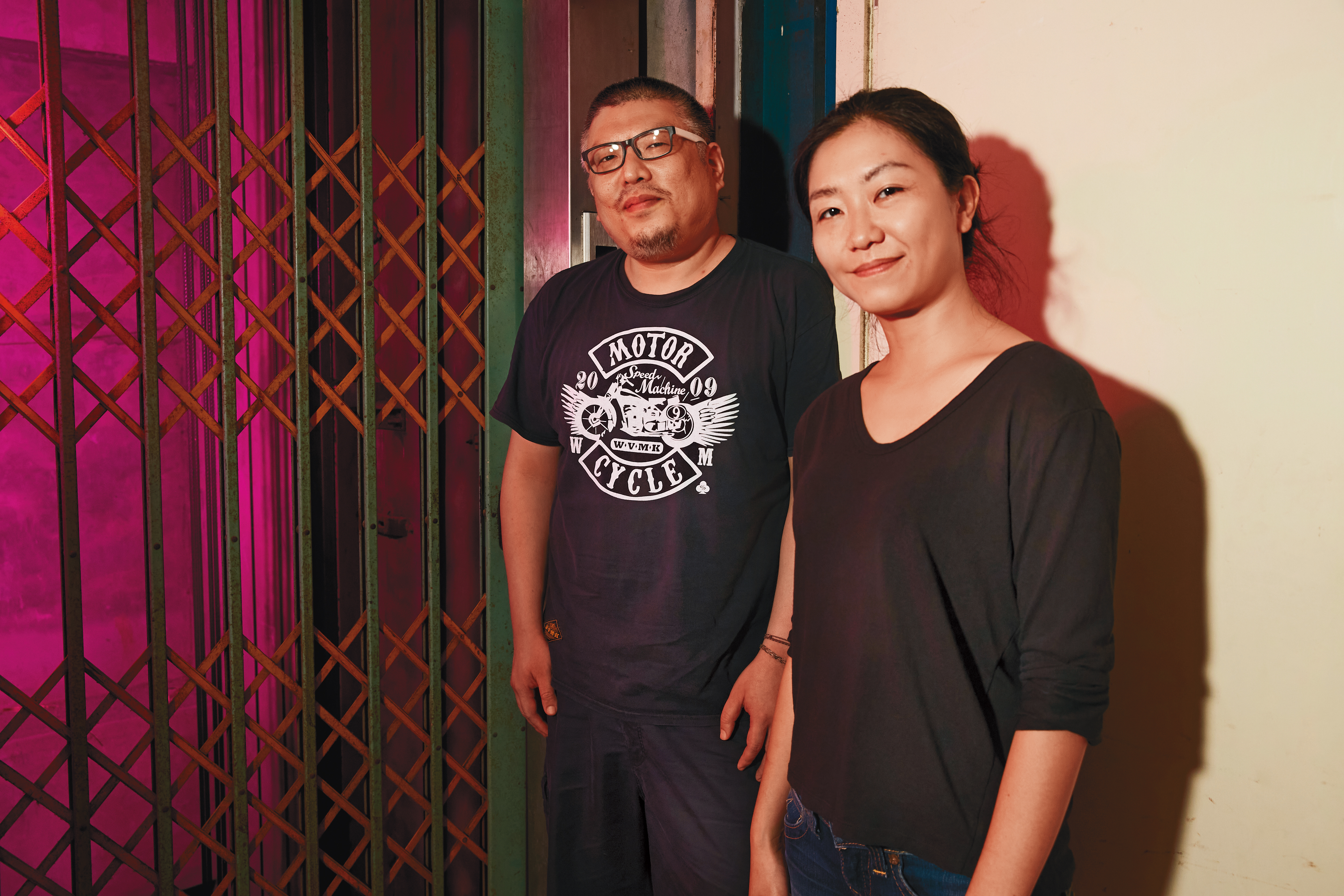 導演Raye Liu（右）在王師（左）協助下，成功以群眾集資募得《十二夜2》的製作經費。