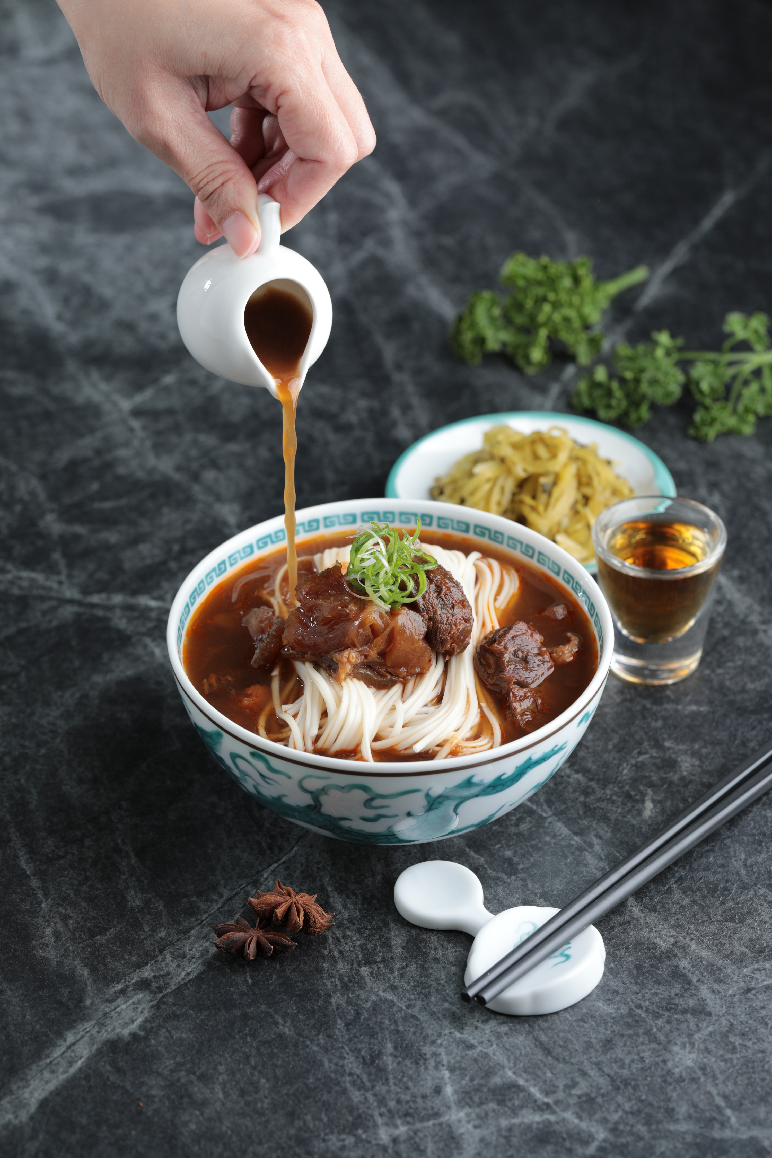 「威士忌紅燒牛肉麵」有清爽蔬菜為底，喝來不沈重卻很有厚度。（265元／包，不含麵條）（GREEN & SAFE提供）
