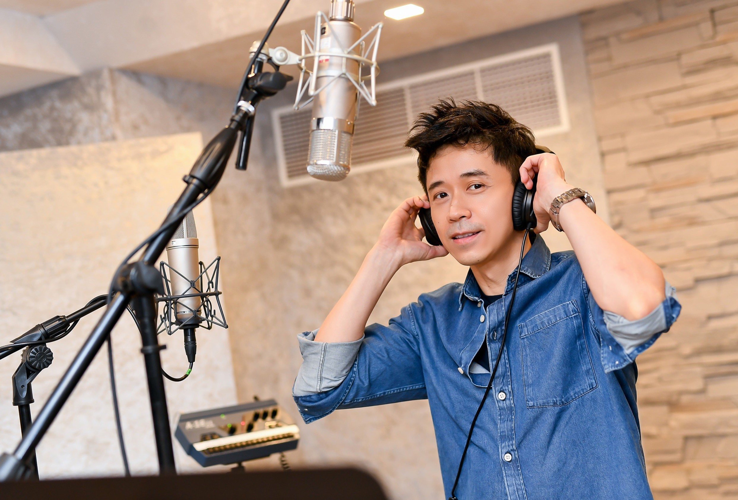 歌手光良獻唱《十二夜2》主題曲〈大寶貝小寶貝〉，並呼籲大家進戲院支持該片。（牽猴子整合行銷提供）