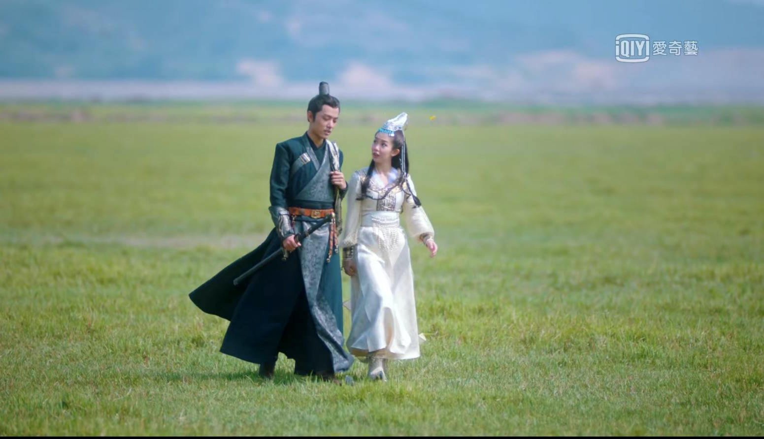 郭書瑤在《狼殿下》飾演嬌俏的寶娜公主，與肖戰的身高差超萌。（翻攝愛奇藝台灣站）